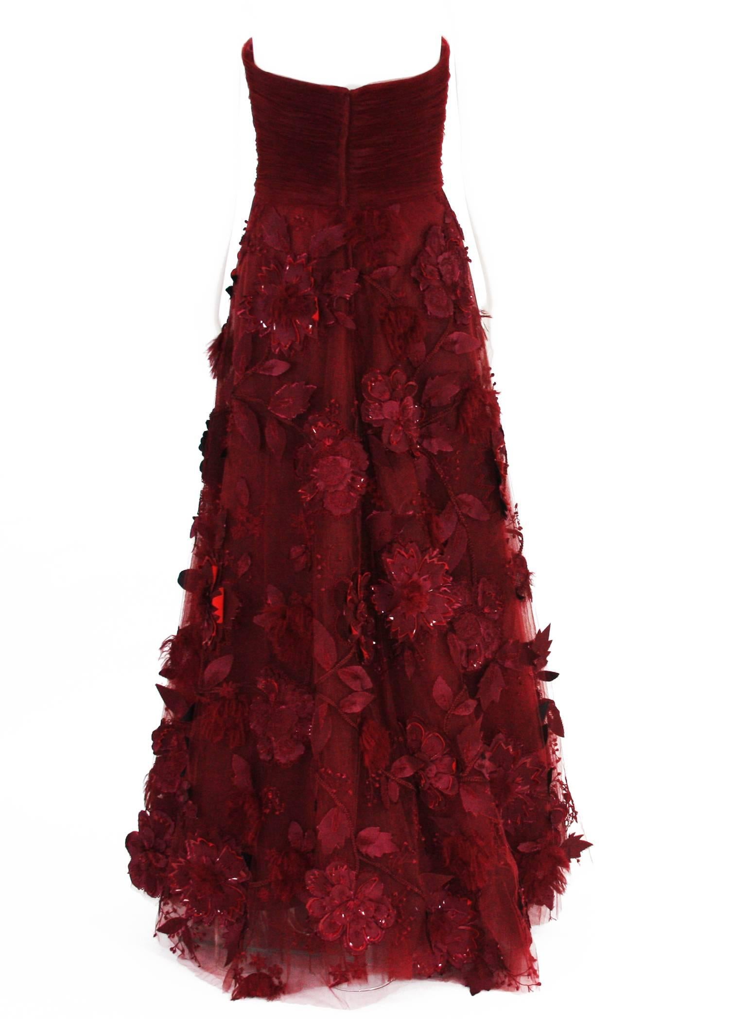 Oscar de la Renta Corset Bordeaux Tulle Leather 3D Floral Embellished Gown  In Excellent Condition In Montgomery, TX