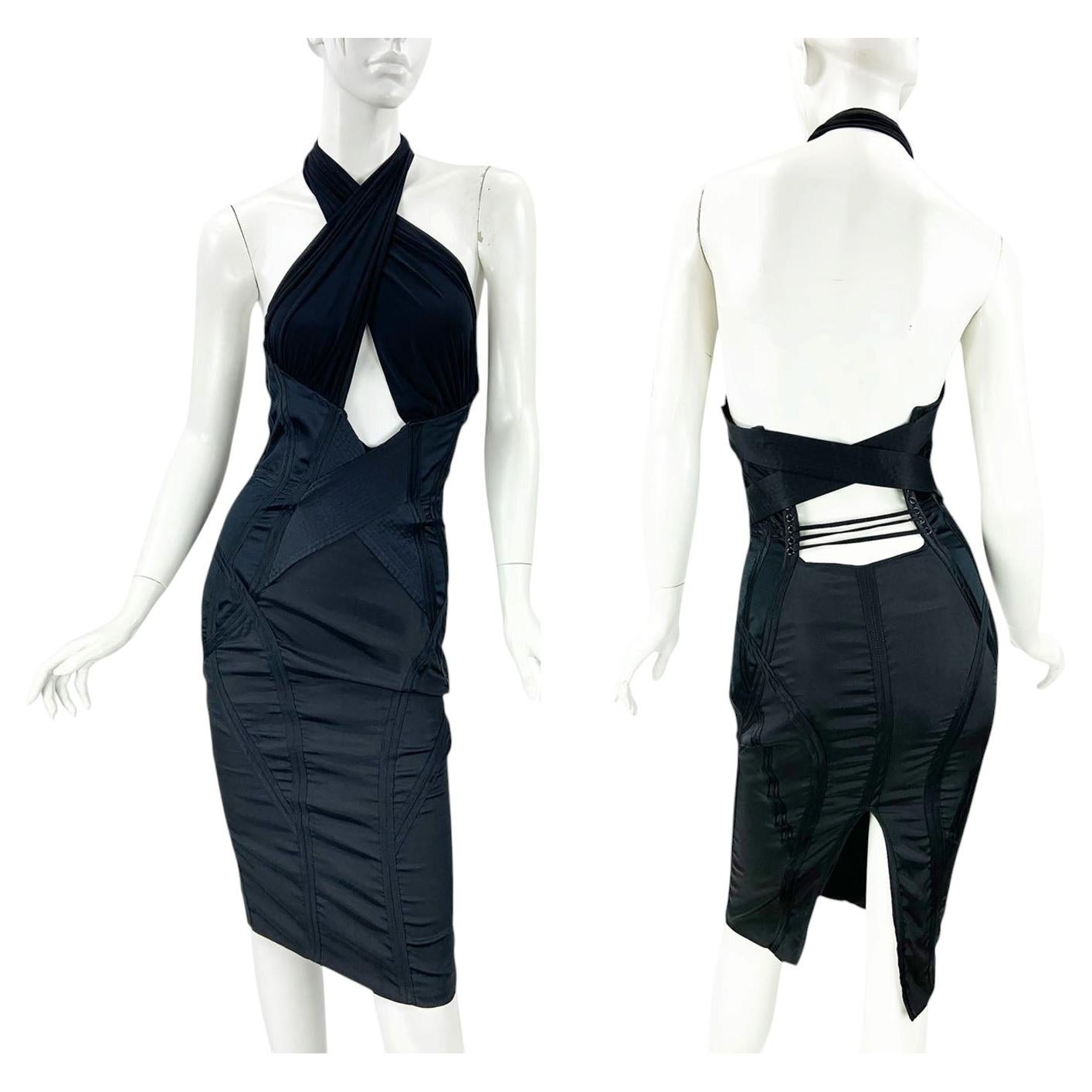Tom Ford per Gucci, collezione Autunno/Inverno 2003: abito con scollo all’americana e corsetto elasticizzato in seta nera, modello It 40