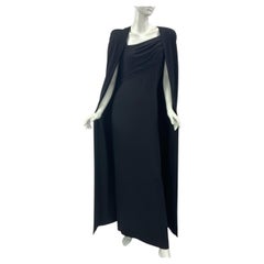 Ensemble Tom Ford Iconic automne-hiver 2012 : robe en soie noire avec cape assortie, taille 42 (italienne)