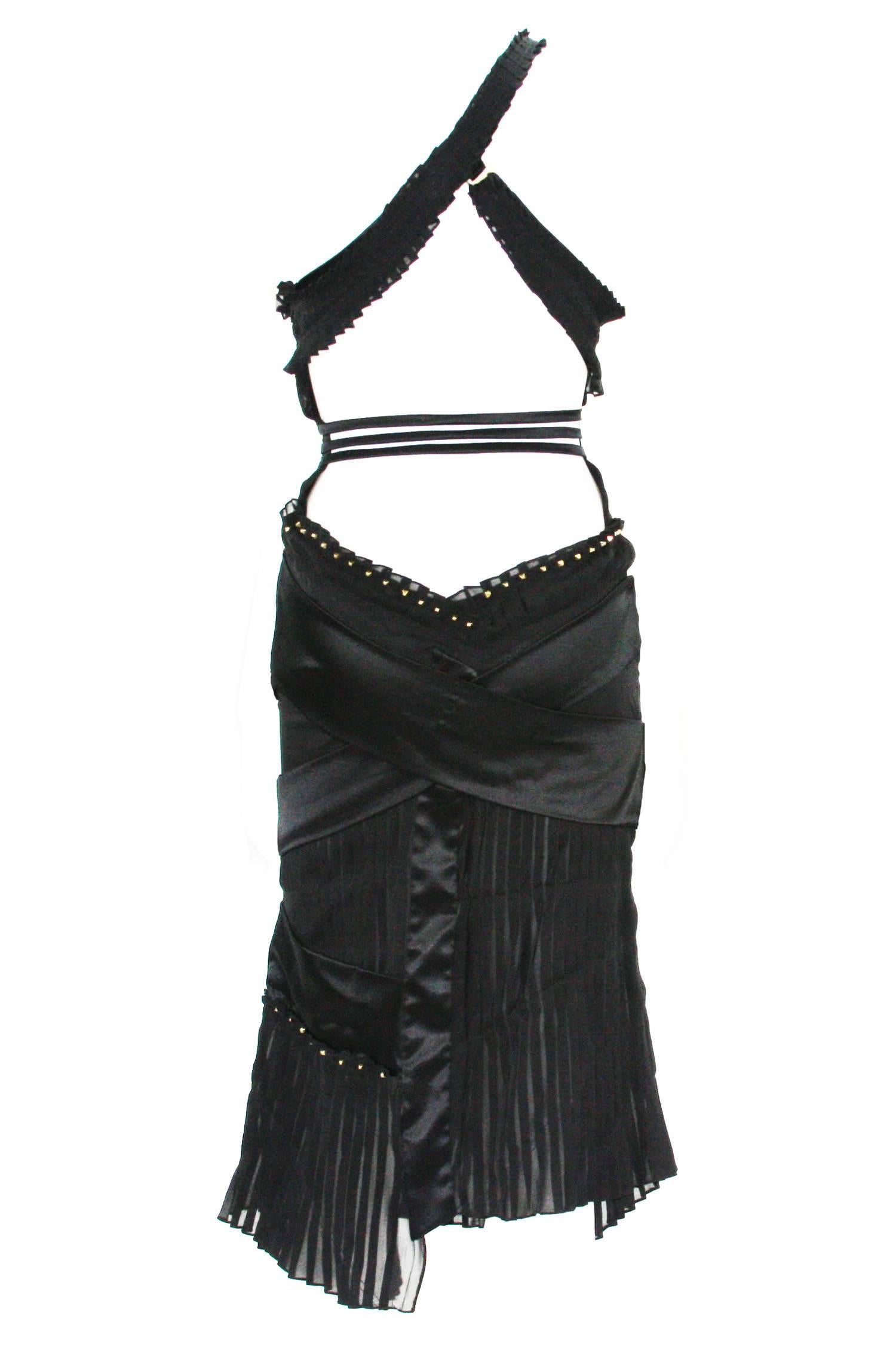 Tom Ford für Gucci 2003 Kollektion Cut Out Kleid mit offenem Rücken und Nieten It. 42 - US 6 (Schwarz) im Angebot