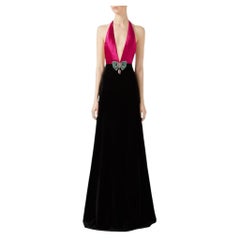 Robe dos nu en velours et soie Gucci avec broche en forme de nœud en cristal, comme celle portée par JLO dans « Italian 40 »