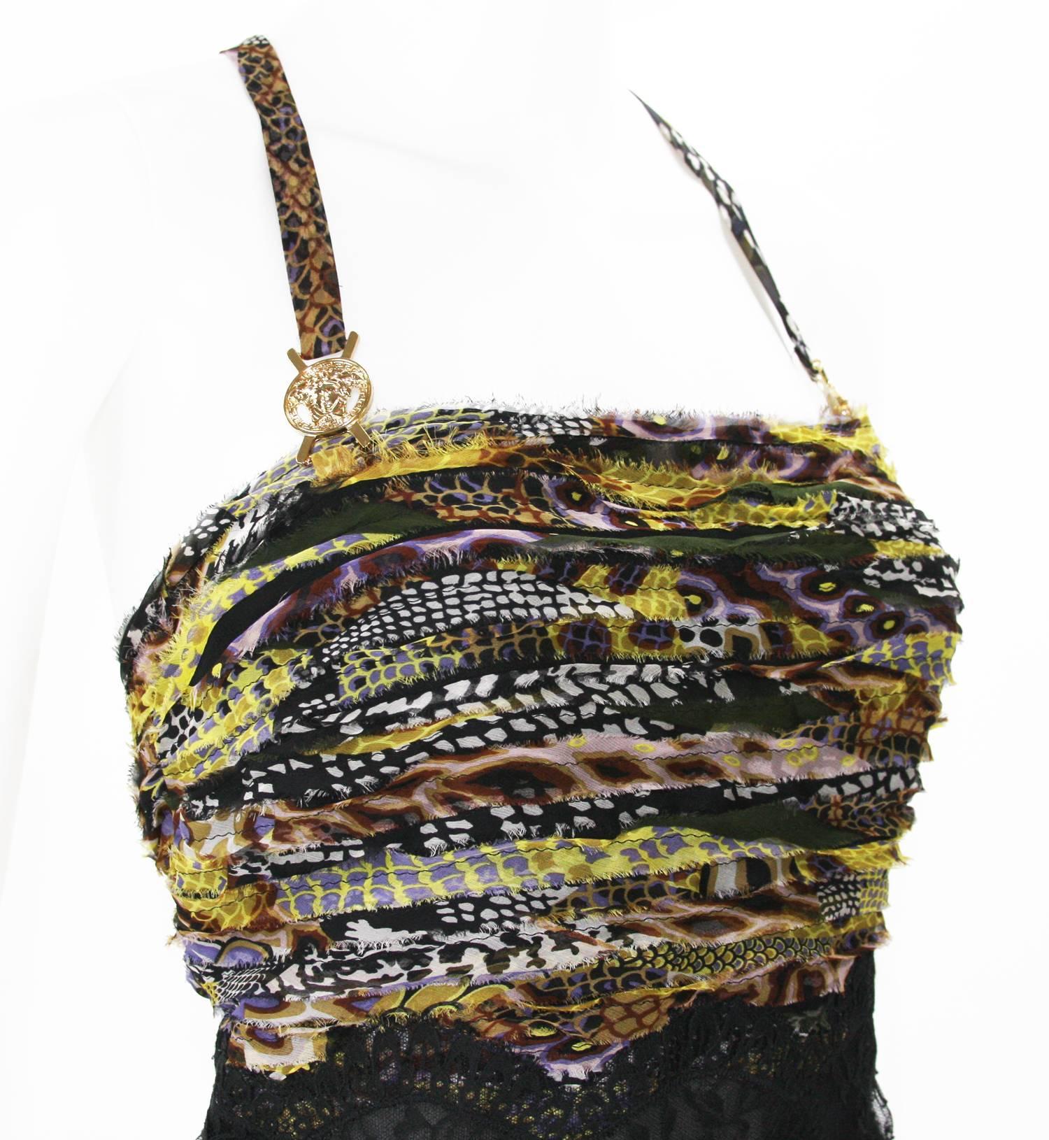 Versace 2005 - Robe embellie de Medusa en dentelle transparente imprimée serpent en vente 3