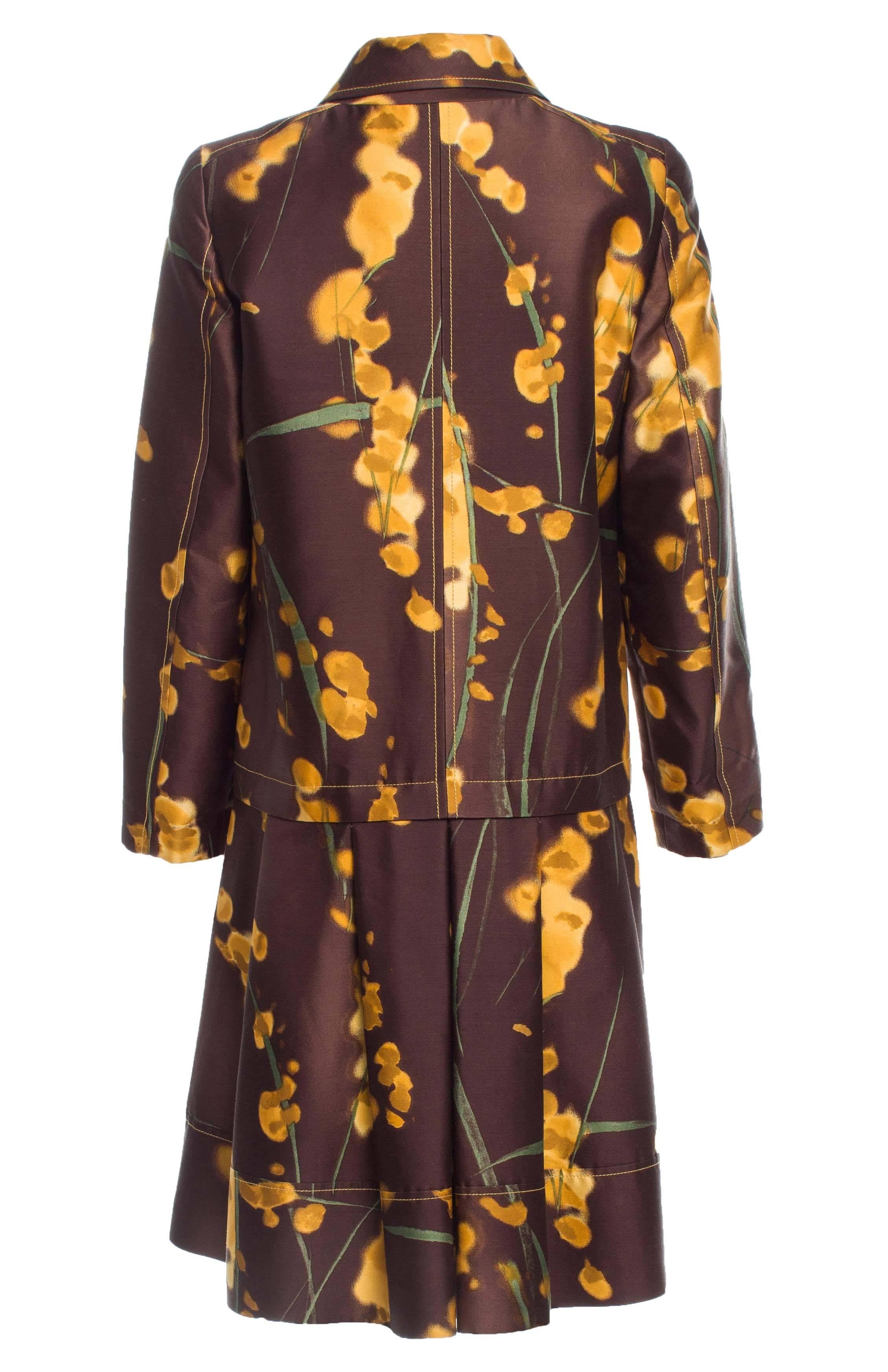 Oscar de la Renta Silk Wool Trench Coat 
Designer size - 6
F/W 2008 Collection
62% Silk, 38% Wool; Lining 100% Silk
Pleating at hips and concealed snap closures at center front.
Colors - Brown, ochre and green.
Dual slit pockets at sides and two