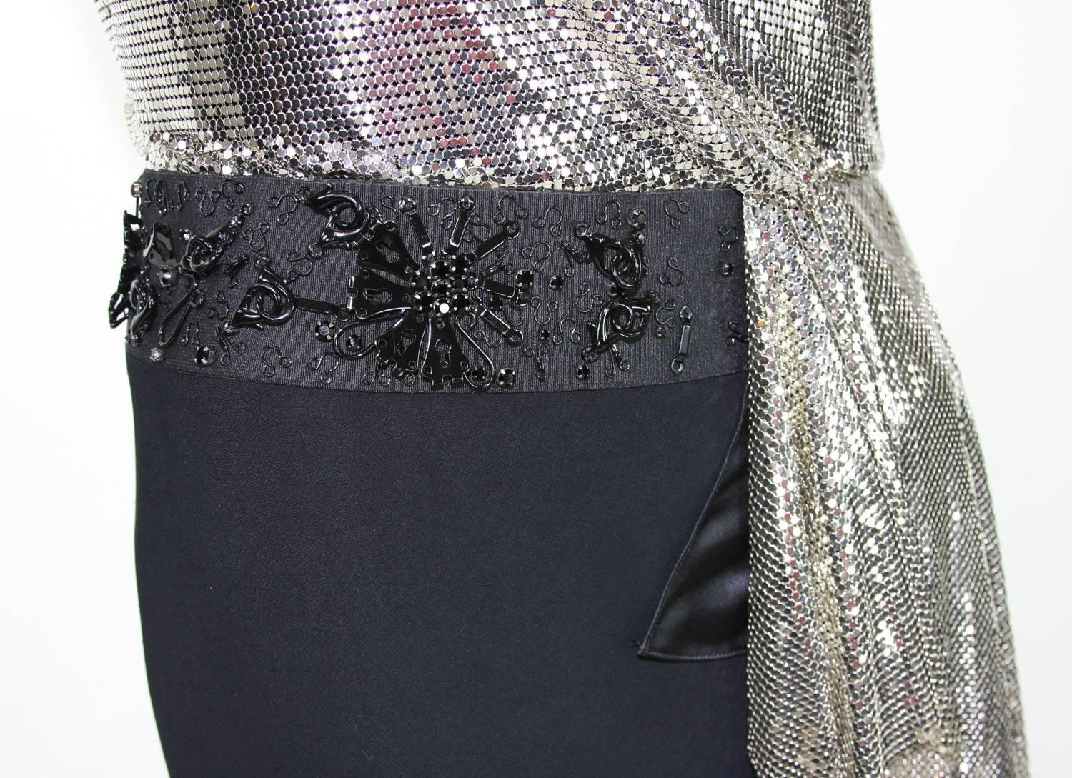 Neu Versace Silber Metallic Mesh Cut Out Schwarzes Kleid mit hohem Schlitz It Größes 42 im Angebot 6