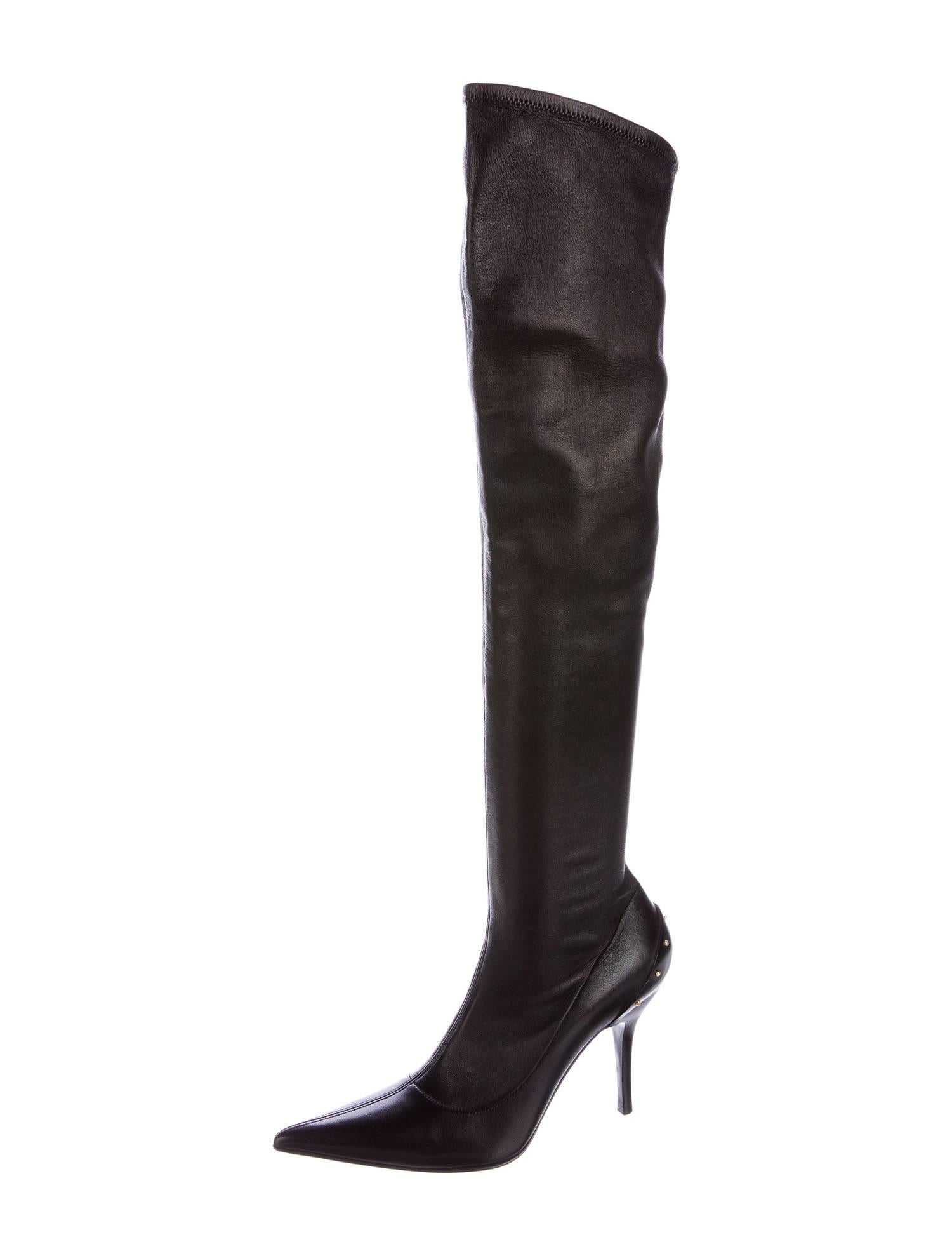 Tom Ford for Gucci Over-the-Knee Leather Boots
Designer size - 7 1/2 ( European size 37.5 )
F/W 2003 Collection
Black leather Gucci pointed-toe over-the-knee boots with gold-tone stud embellishments at covered heels and zip closure at sides.
Calf