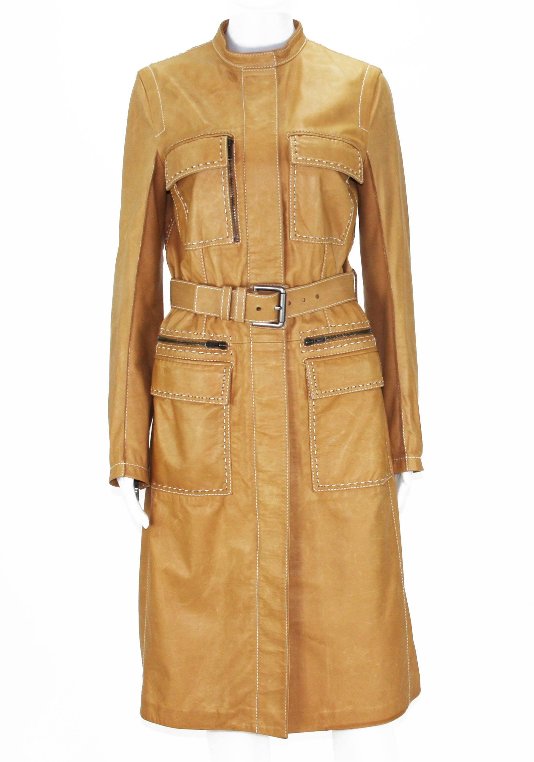 Super seltener Tom Ford für Yves Saint Laurent Rive Gauche Ledermantel
Designer Größe 36 - ( Italienisch 40, - US 4 )
Kollektion F/W 2000
Safari-Stil, Farbe Camel, Trenchcoat mit Gürtel. Sieben übergroße, abgesteppte Taschen auf der Vorderseite (3