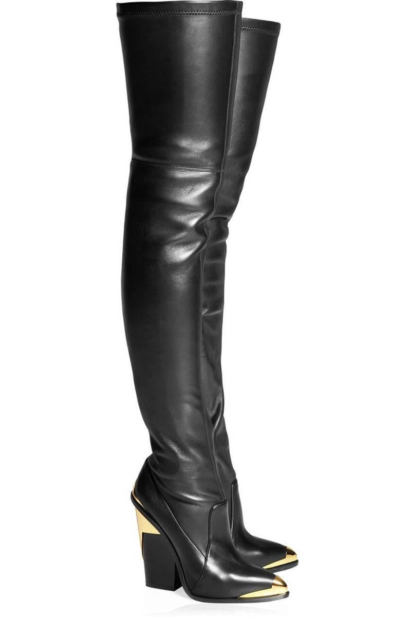 New Versace Over-the-knee Black Boots
Designer size 36
Black leather, pointed-toe over-the-knee boots with gold-tone hardware, stacked heels and zip closures at sides.
Measurements: Calf Circumference 16", Shaft 29", Heels 4.5".
Made