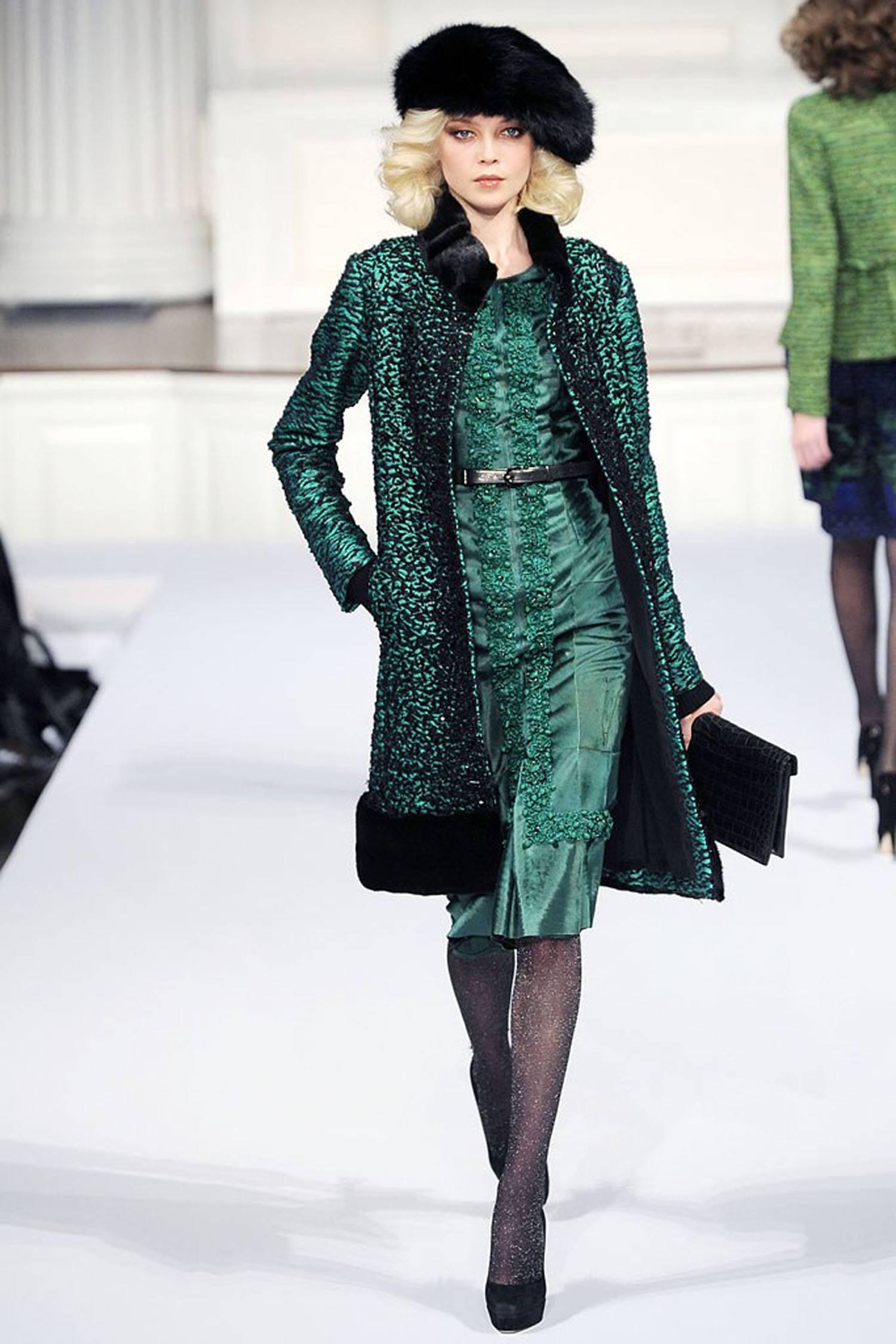 New Oscar de la Renta Mink Boucle Embellished Coat
Designer size 8 (will fit different sizes also)
Colors - Emerald Green and Black
Mink trim at collar and hem, Beaded at front and around hem, fully lined, two side pockets, open style.
Measurements: