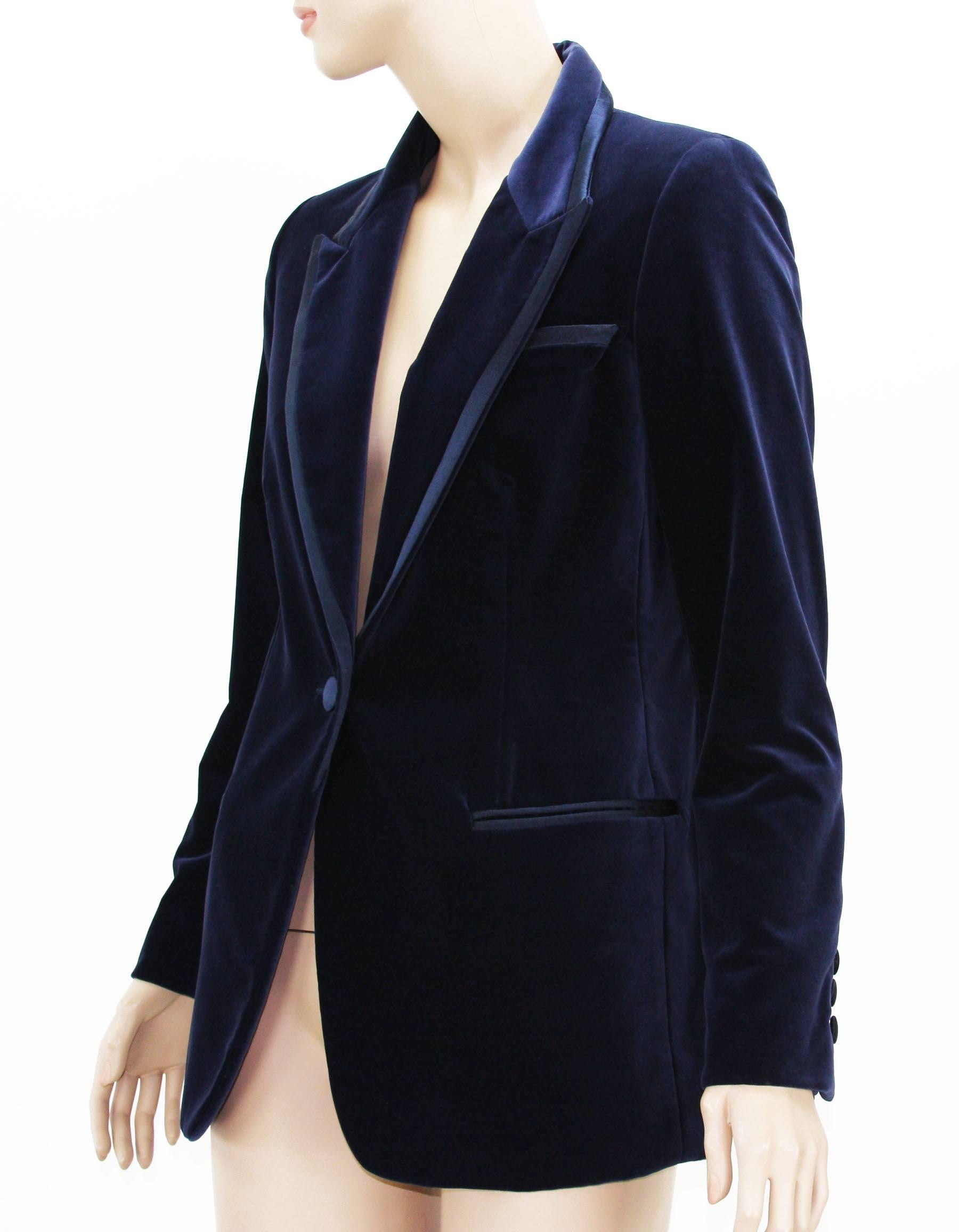 Tom Ford for Gucci Midnight Blue Velvet Tuxedo Blazer
1996 Collection
Designer size 42
Measurements: Length - 28 inches, Sleeve - 24, Bust - 36,  Waist -  32.
Tuxedo style, 3 front pockets, 1 inner pocket, fully lined.
Made in Italy
Excellent