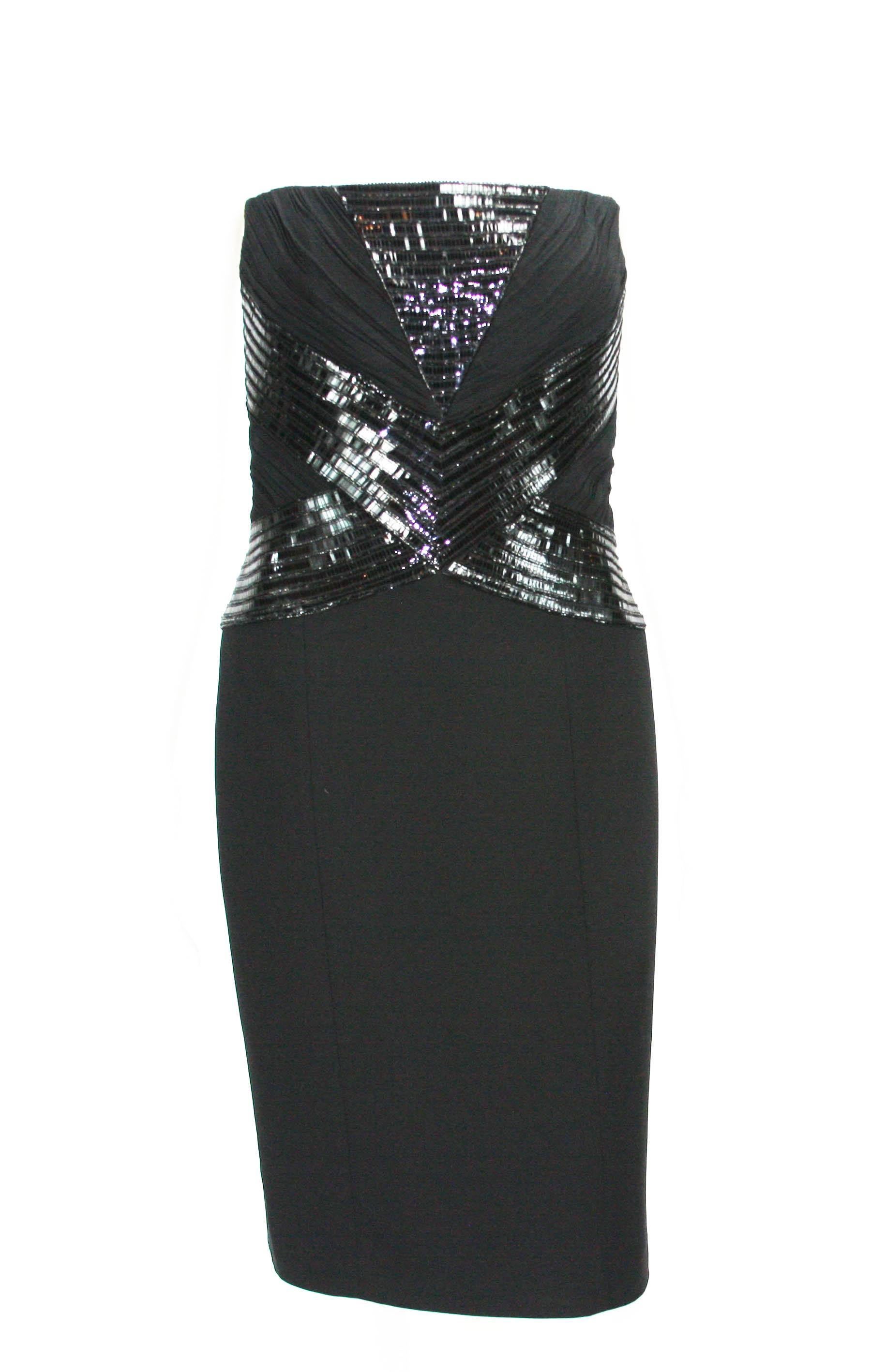 Nuevo Versace Vestido de cóctel sin tirantes de seda negro adornado con charol 40 Negro en venta