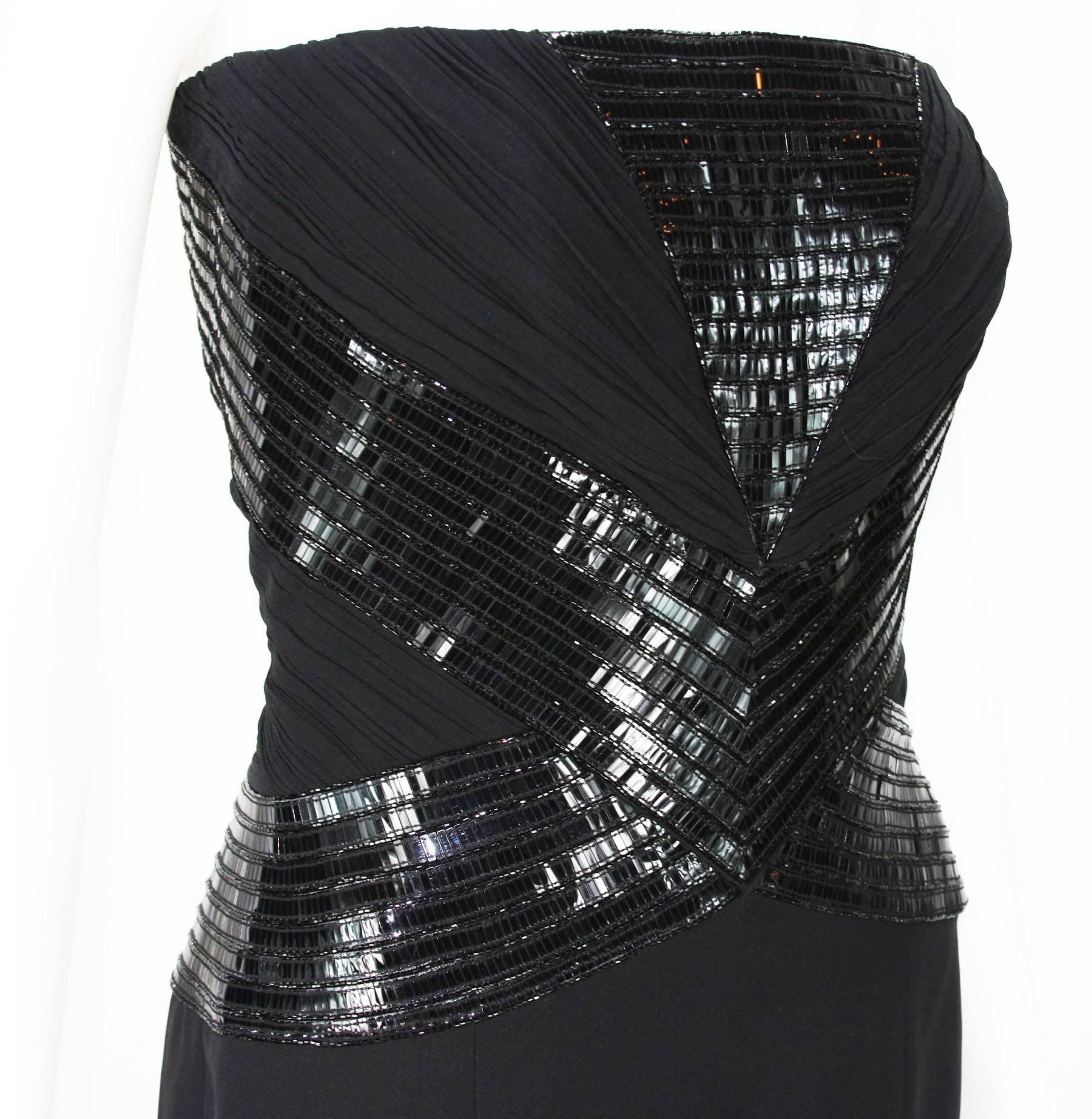 De las mujeres Nuevo Versace Vestido de cóctel sin tirantes de seda negro adornado con charol 40 en venta