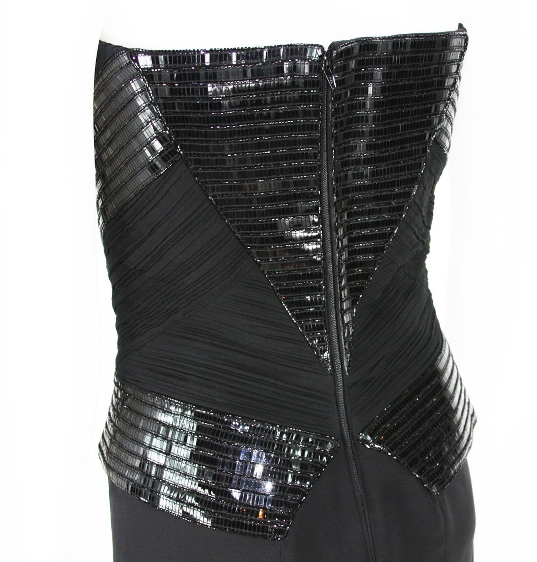 Nuevo Versace Vestido de cóctel sin tirantes de seda negro adornado con charol 40 en venta 1