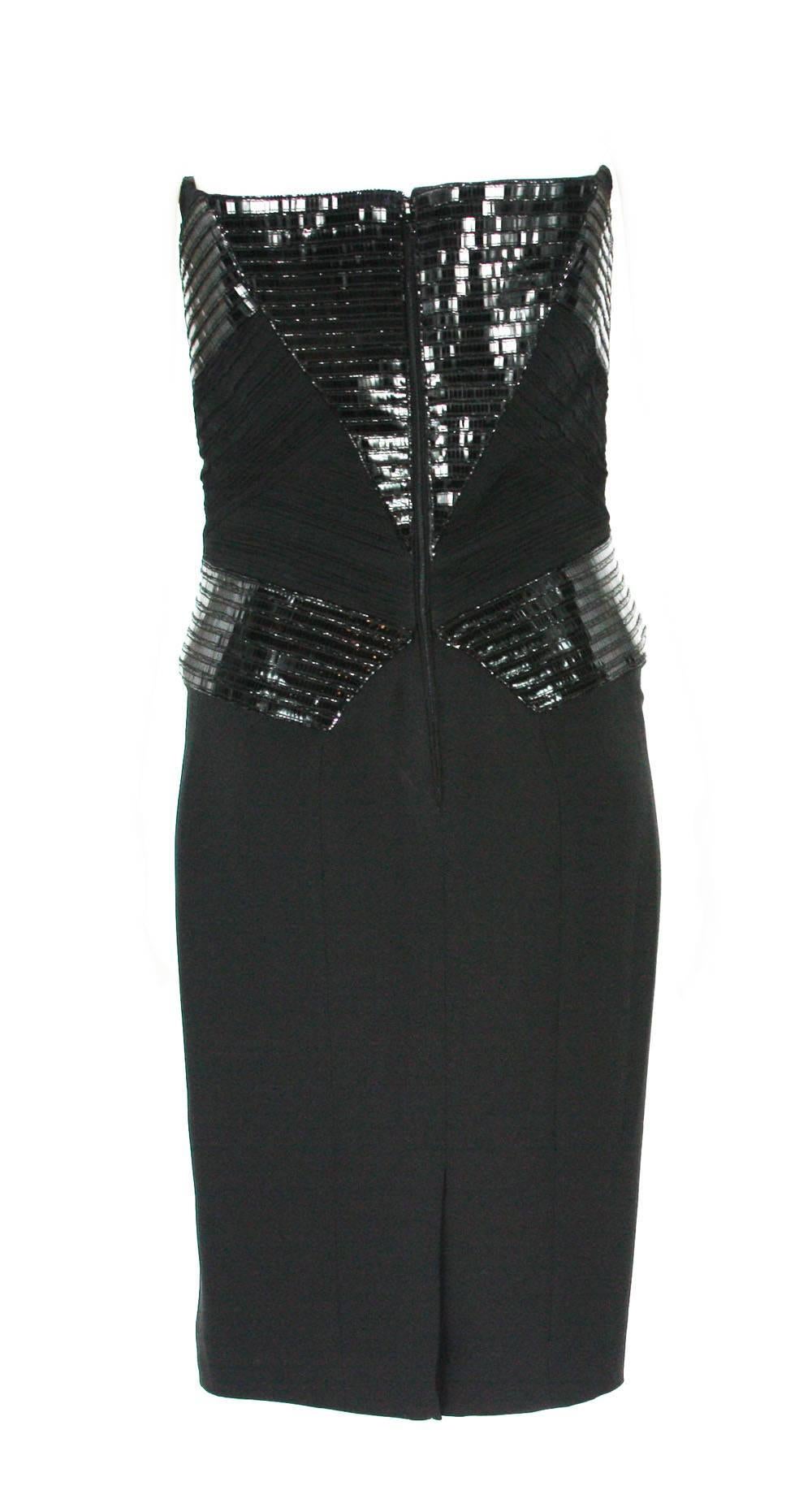 Nuevo Versace Vestido de cóctel sin tirantes de seda negro adornado con charol 40 en venta 3