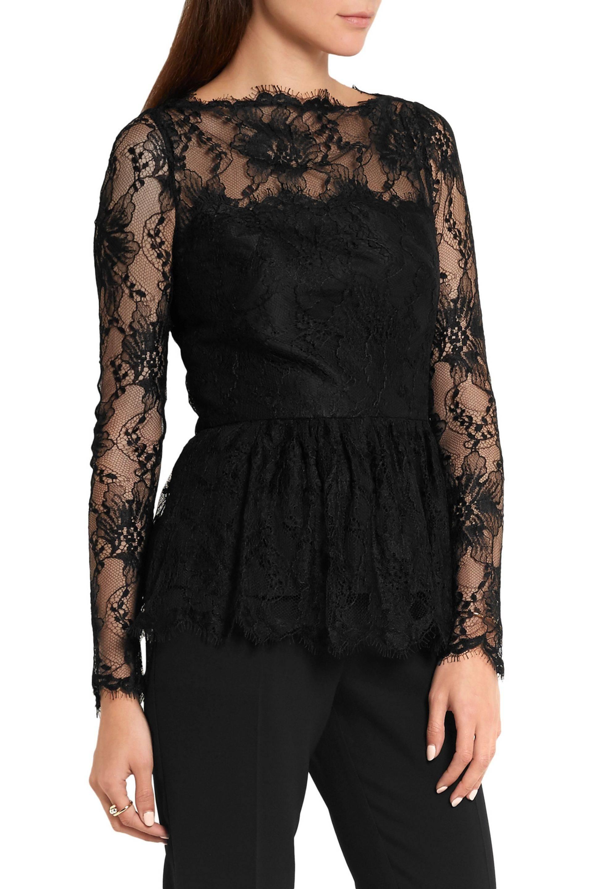 New Oscar de la Renta Black Lace Peplum Top
Designer size US 12.
Gathered peplum, partially lined. Concealed zip fastening along back.
Measurements: Length - 26 inches, Bust - 38/40, Waist - 33, Sleeve - 27.
80% Viscose, 20% Polyamide; Lining 100%
