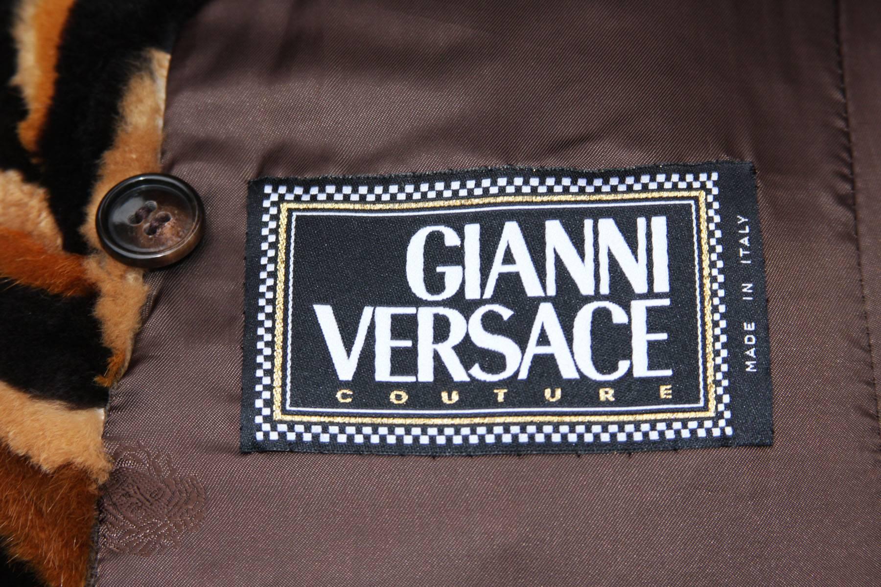 Vintage Gianni Versace Couture Mink Chevron Pattern Belted Coat It. 42 In Excellent Condition For Sale In Montgomery, TX