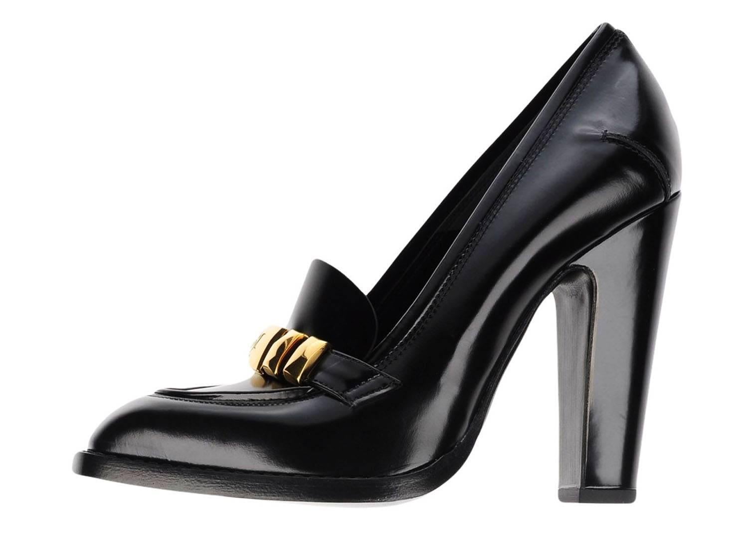 New Alexander McQueen Black Brushed Leather Pumps Heels
Designer sizes available - 36, 38.5, 39, 40.
Composition: 100% Calf
Gold colored metal logo detail.
4.5 inches brushed leather covered heel.
Stitched welt, Leather Sole and Insole.
Made in