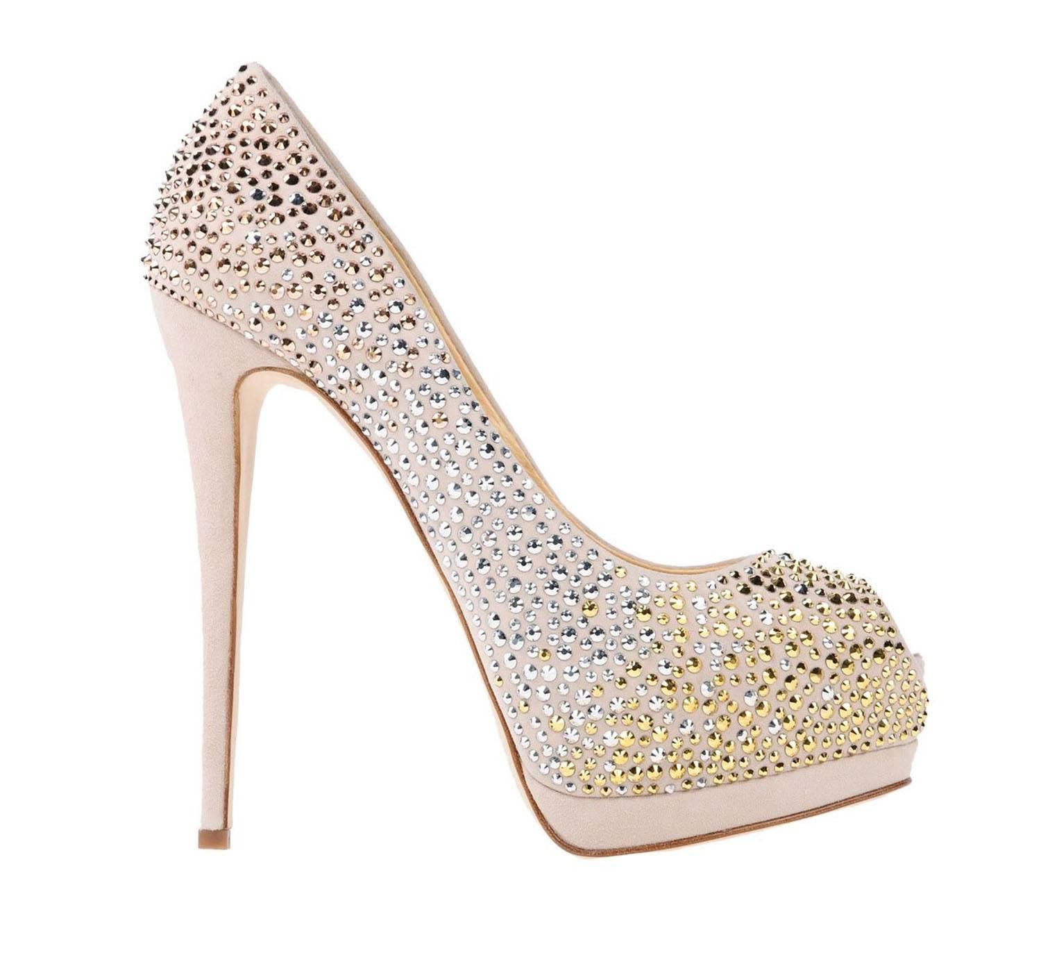 New Giuseppe Zanotti *Sharon* Nude Crystal Beaded Double Platform Heels Pumps
Designer size available - 38 and 38.5
Gold and Silver-tone Crystals over the Nude Color Suede
Heel height - 5.5 inches, Double Platform total - 1.25 inches.
Leather Sole