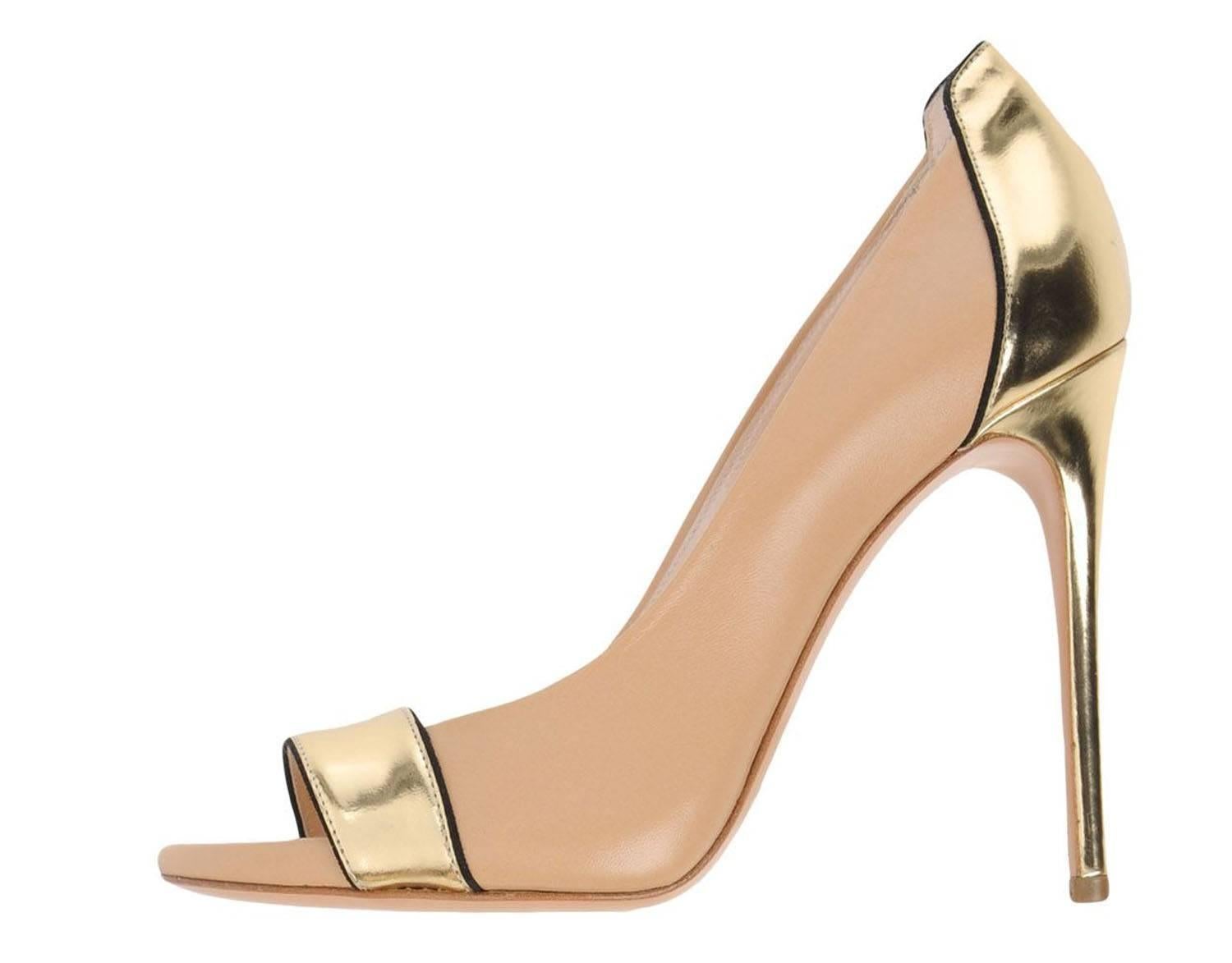 New Casadei Nude Gold Leather Stiletto Heels Pumps (escarpins à talons aiguilles en cuir)
Design/One taille 9
Couleurs nude et or avec un accent noir entre les deux.
Hauteur du talon aiguille - 4.5 pouces
Semelle et semelle intérieure en