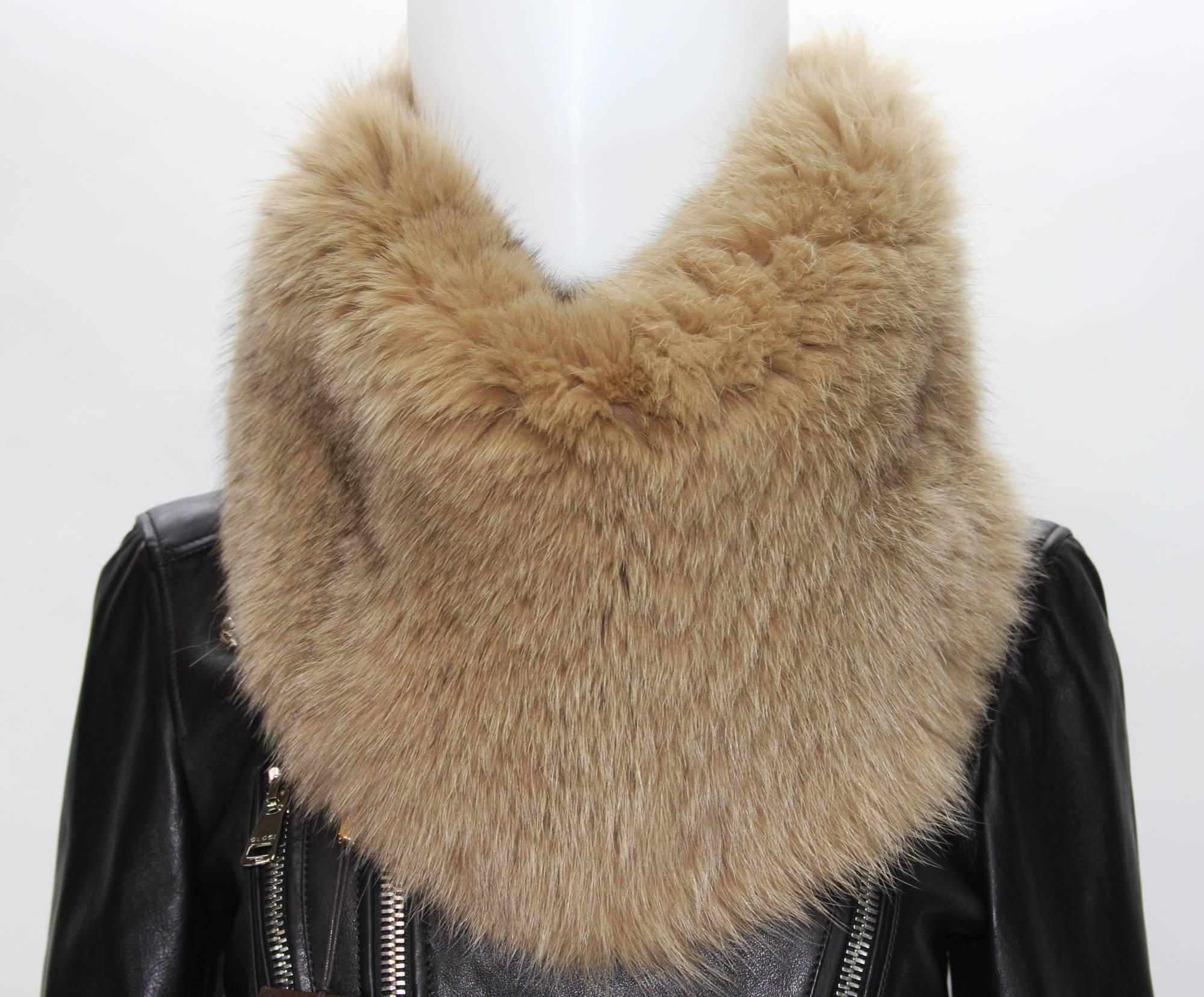 New GUCCI Fox Fur Ring Scarf
100% Real Dyed FOX
Lining – 75% Wool, 25% Angora (Very Soft)
Color – Dark Beige
Measurements: 29 inches Around, Width – 11 inches + Fur at Front, 7 inches + Fur at Back.
Made in Italy
New with Tag.