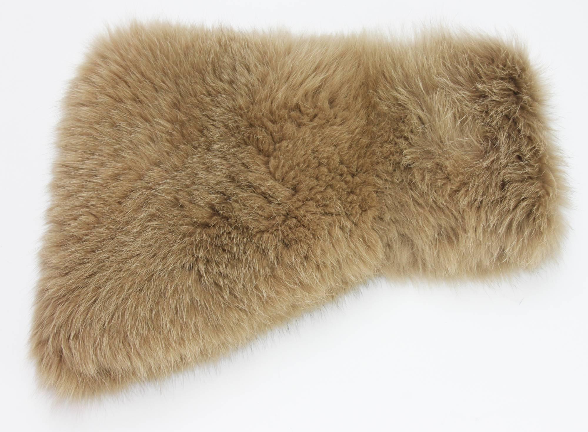Gucci - Écharpe large en fourrure de renard et laine beige foncé avec anneau, état neuf  en vente 1