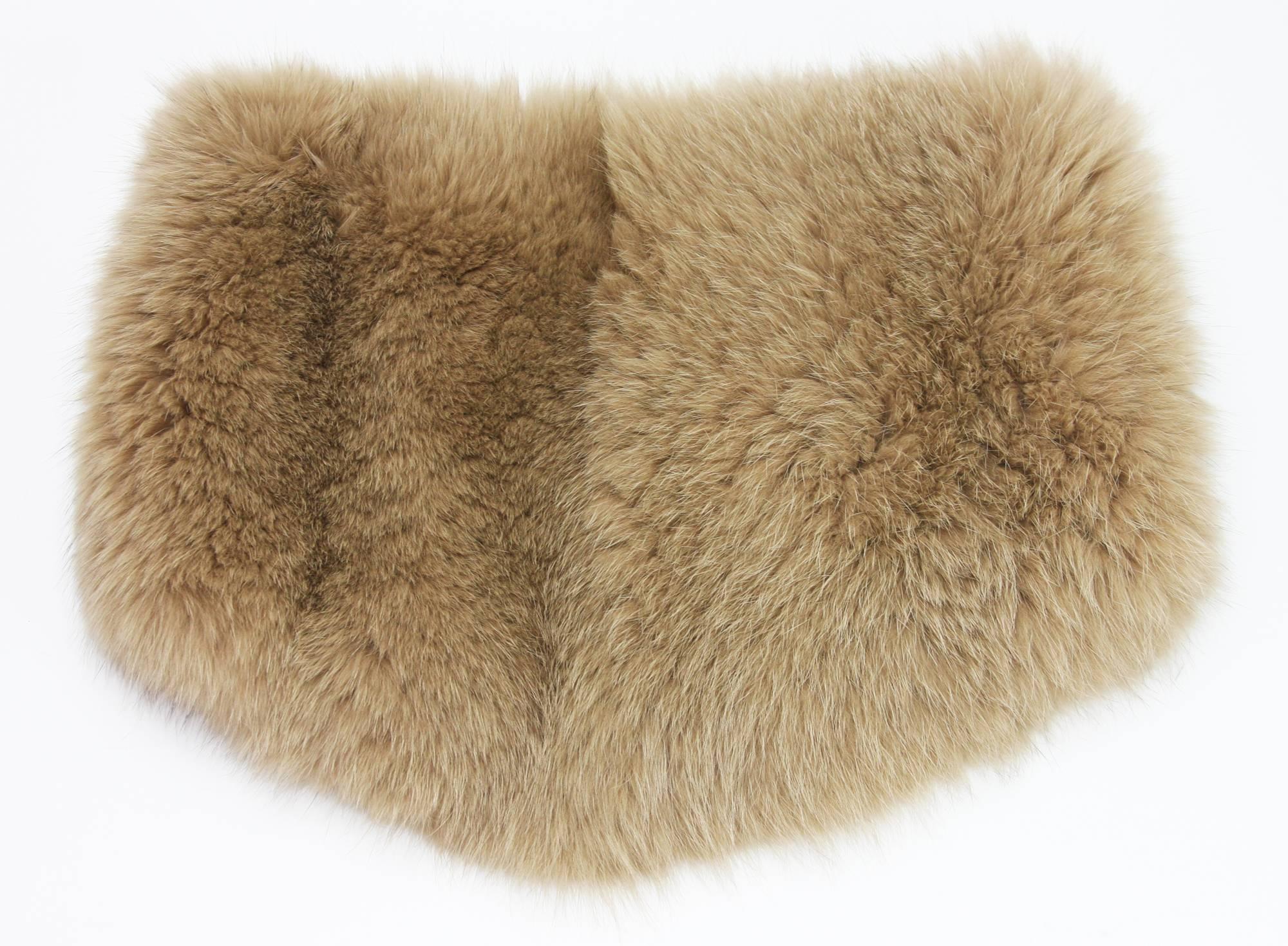 Gucci - Écharpe large en fourrure de renard et laine beige foncé avec anneau, état neuf  en vente 2
