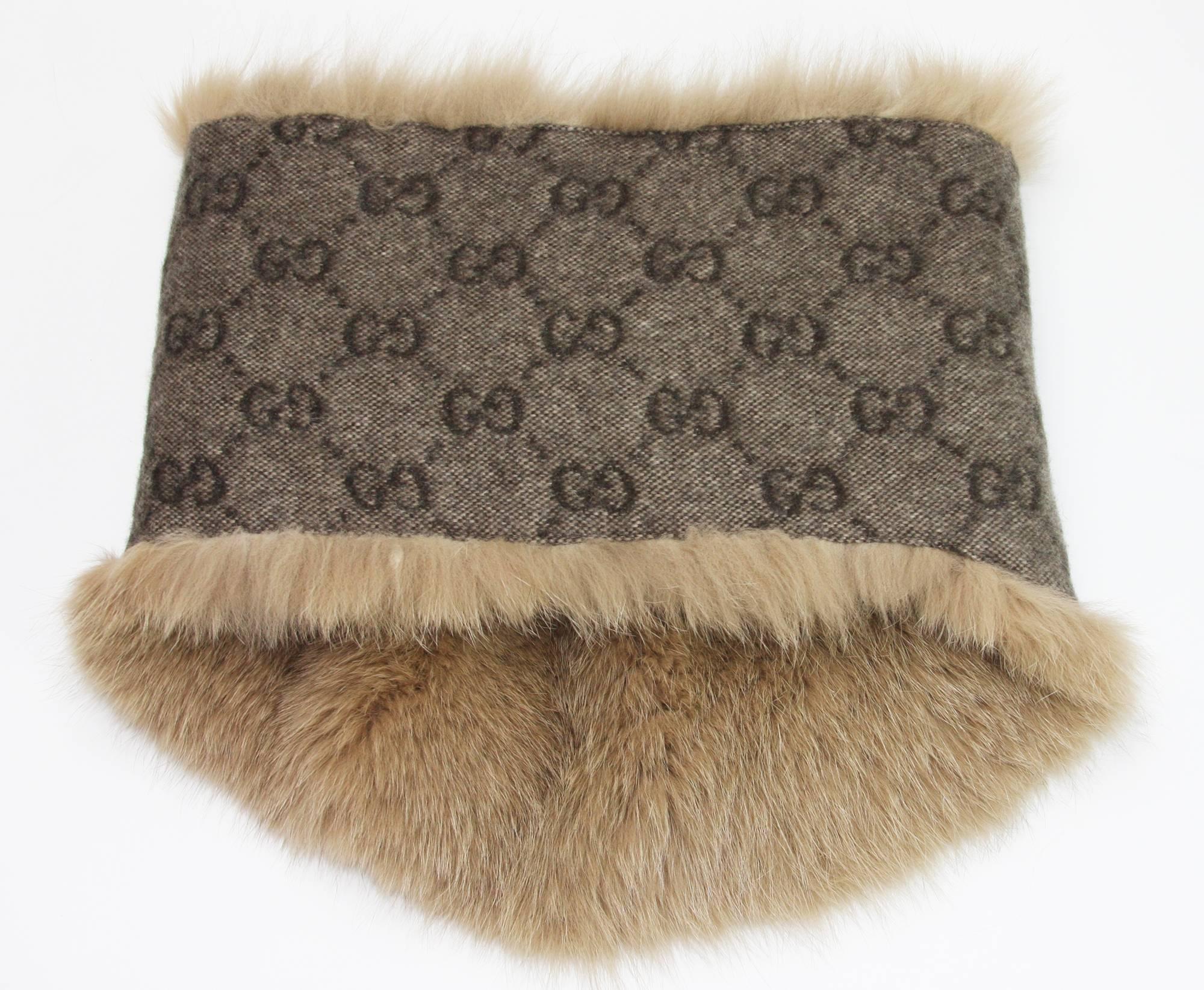New GUCCI Fox Fur and Wool Ring Wide Scarf Dark Beige  For Sale 2