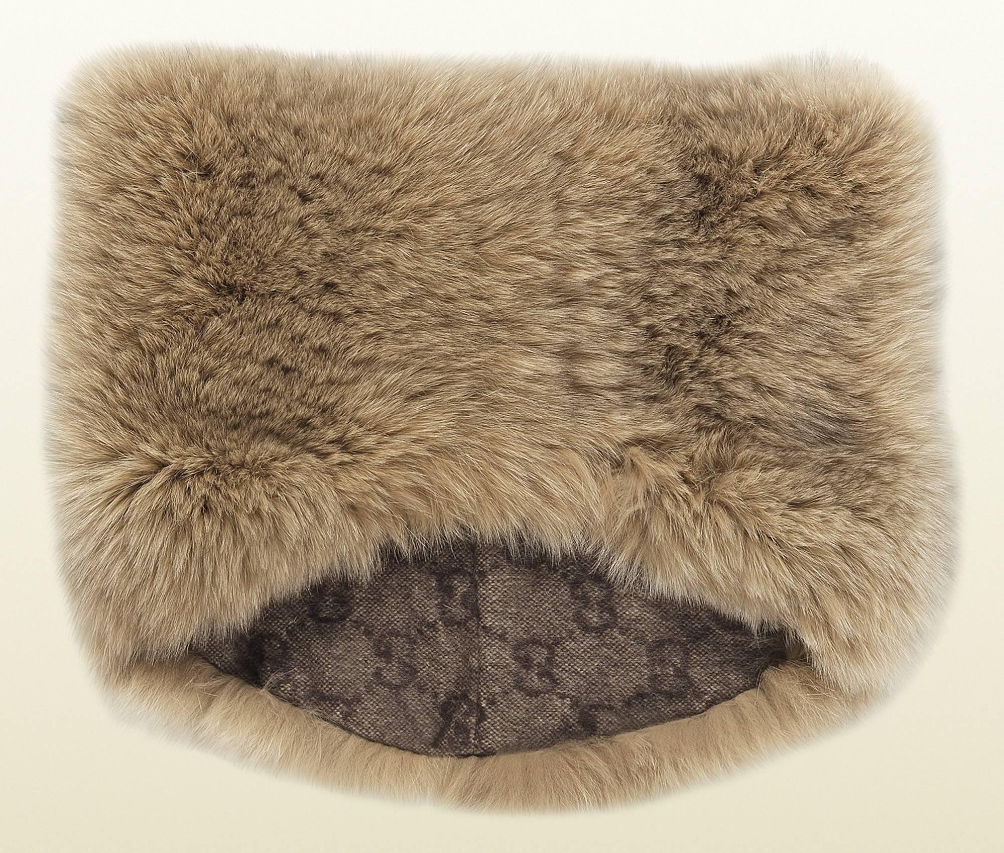 Gucci - Écharpe large en fourrure de renard et laine beige foncé avec anneau, état neuf  en vente 4