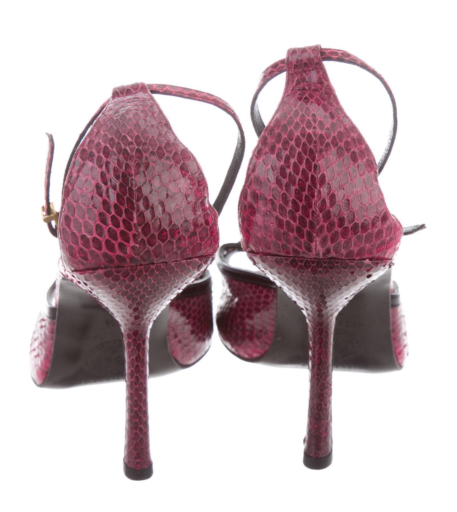 Marron New Gianni Versace F/W 2000 Raspberry Snakeskin Peep-toe Shoes Sandals 39.5  9.5 en vente