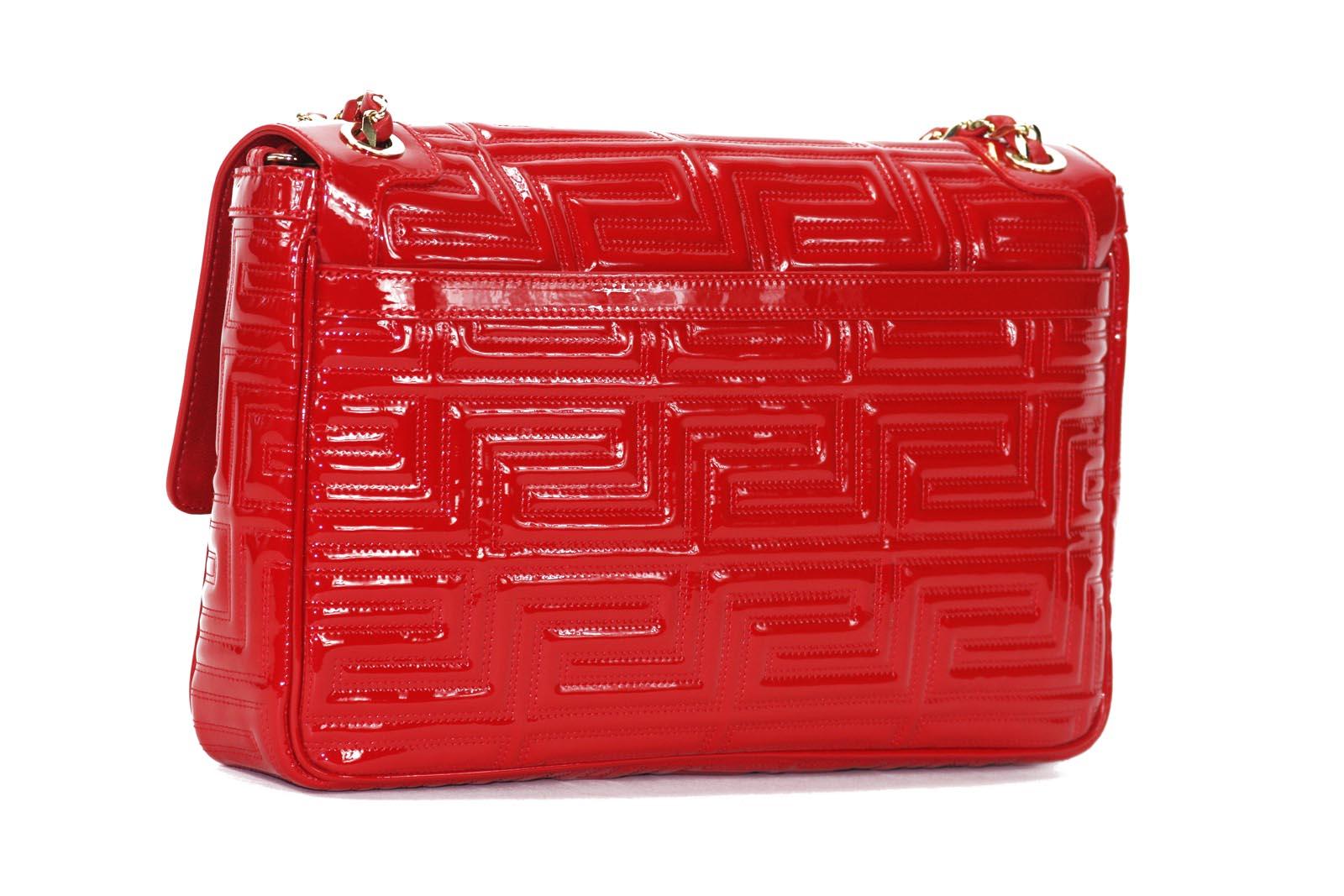Neu Gianni Versace Couture Medium Umhängetasche aus rotem Lackleder mit Goldkette  (Rot) im Angebot