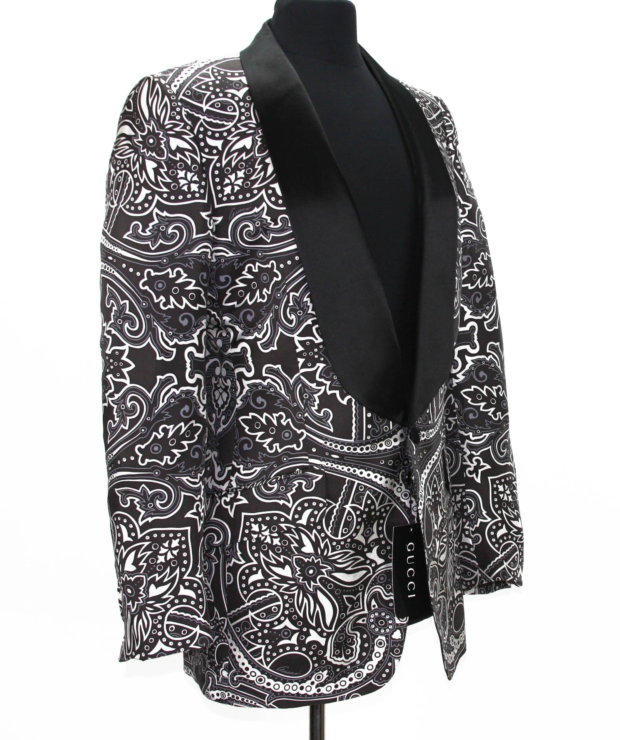New and Rare Tom Ford for Gucci Silk Cocktail Evening Blazer Jacket
Spring / Summer 2004 Runway Collection
Designer size 46 R - US 36 R
100% Silk, Brow,White and Gray Colors, Black Shawl Lapel, Single Button Closure.
Chest Pocket, Two Flap Pockets,
