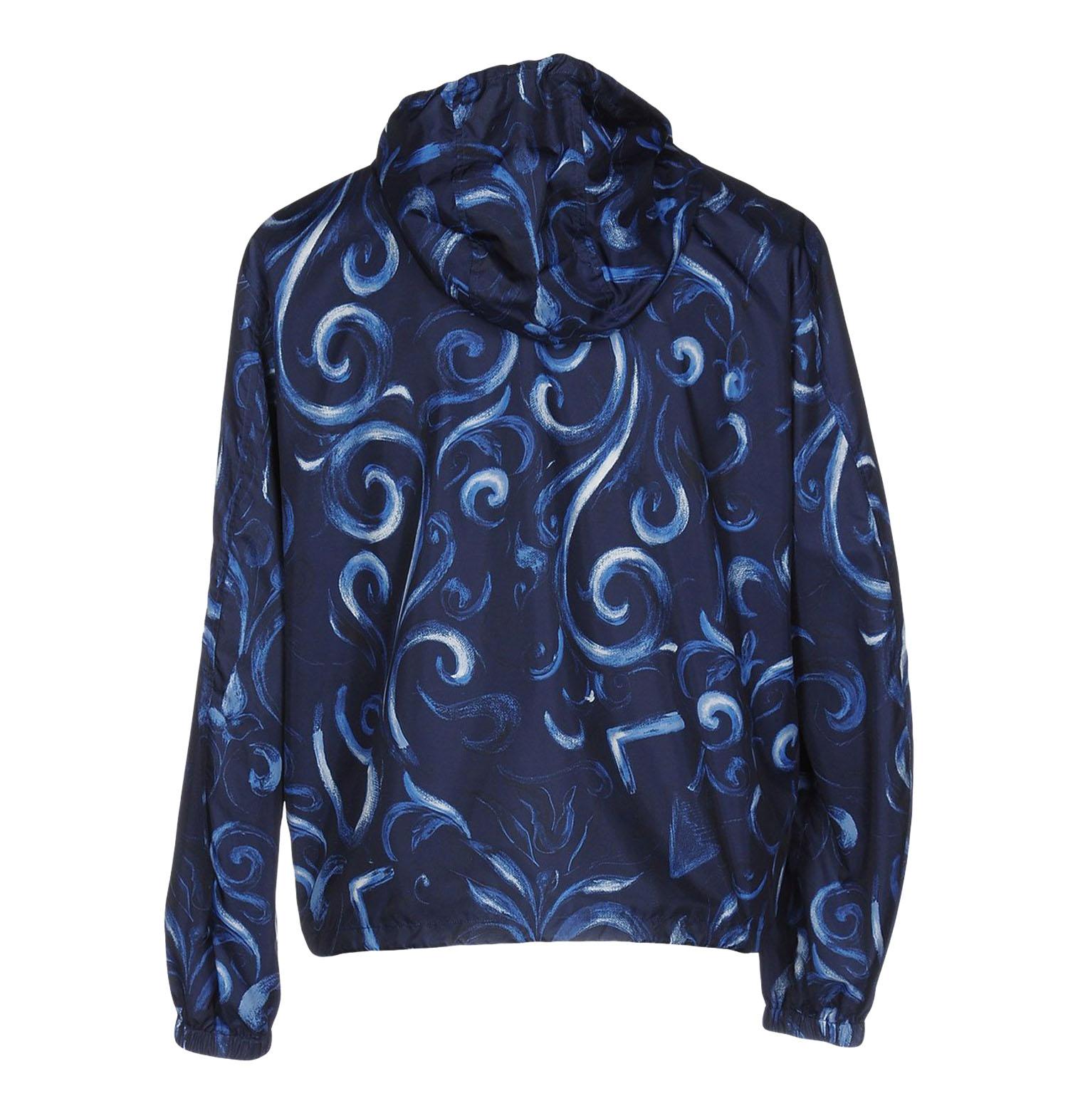 This hooded nylon jacket with front zip closure and drawstring accents features the Barocco Istante print - an interpretation of the iconic Versace motif intertwined in French Baroque style.
Designer size - 52 ( US 42)
Barocco Istante Print, Hooded,