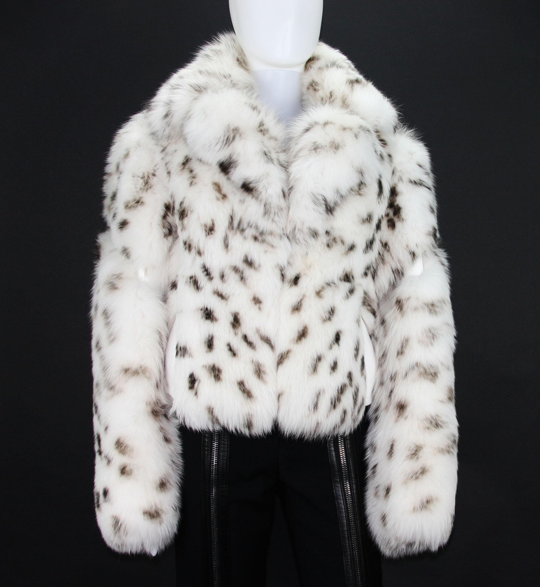 New Versace Collection Women's Fox Leather White Fur Jacket
Designer size 46
100% Real Fox, 100% Leather, Brown Leopard Print Design. White Leather Inserts on Sleeves, Sides and Collar. Fully Lined, Two Side Pockets.
Measurements: Length - 21 inch,