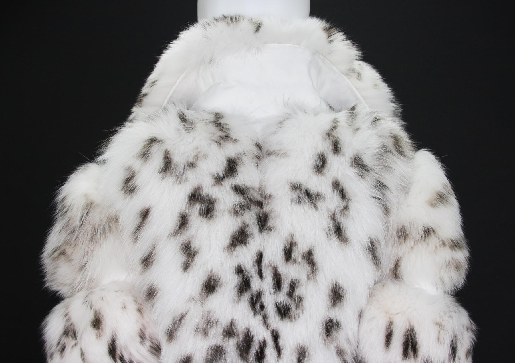 Versace, véritable veste en cuir de renard blanc imprimé léopard pour femme, 46 en vente 3
