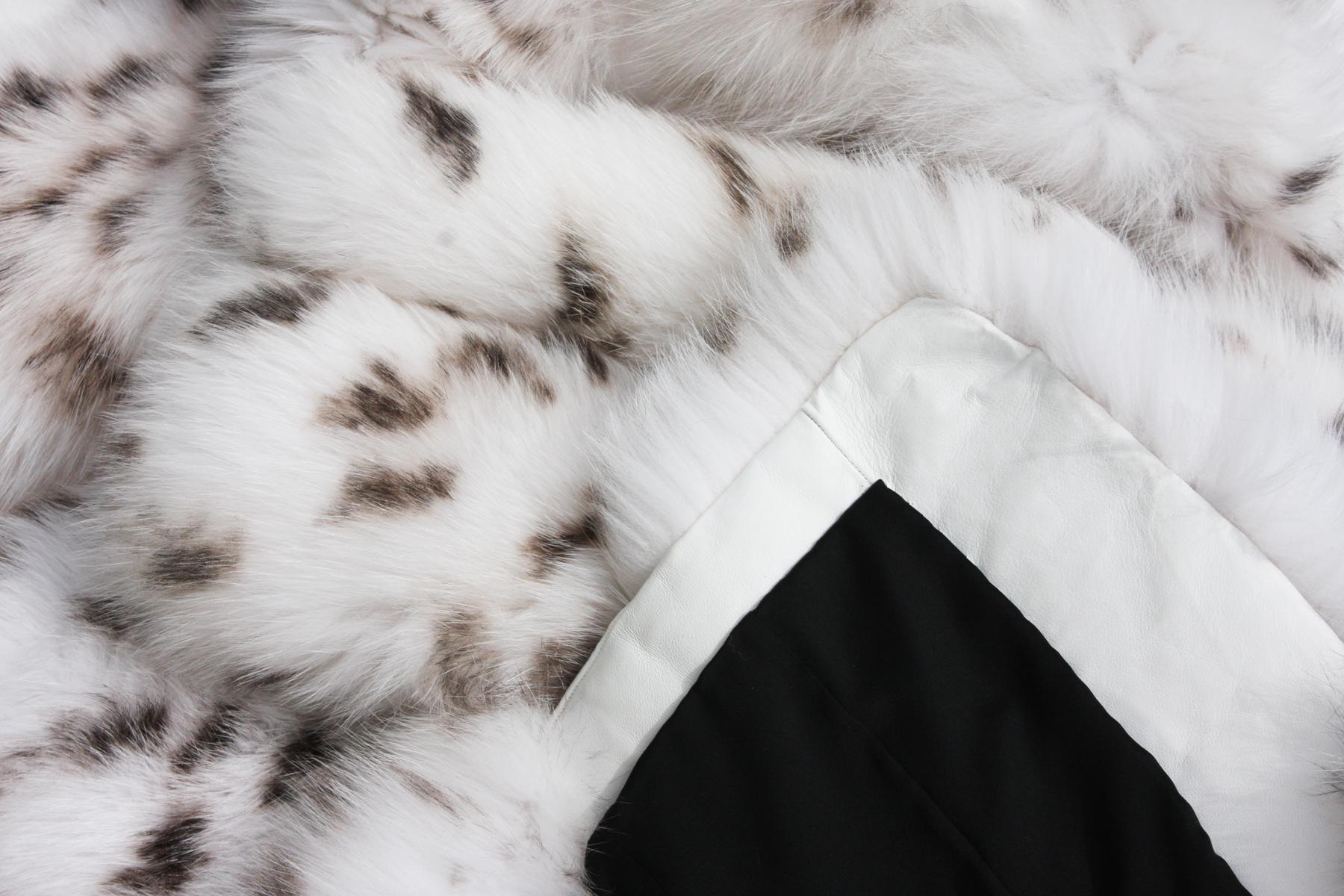 Versace, véritable veste en cuir de renard blanc imprimé léopard pour femme, 46 en vente 9