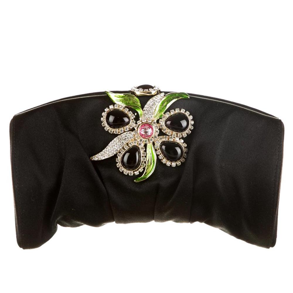 New Tom Ford für Yves Saint Laurent Runway Crystal verschönert Schwarz Satin Clutch.
S/S 2004 Collection'S
Goldfarbener Metallrahmen, mit Kristallen verziert, eine Innentasche
Abmessungen: L - 8,75 Zoll, H - 5 Zoll, B - 2,5 Zoll.
Hergestellt in