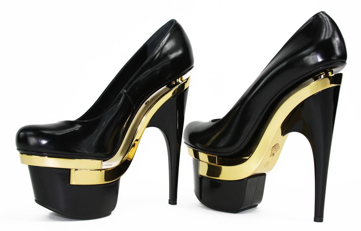 New Versace Leather Classic Pumps Shoes
Italian size 39.5 - US 9.5
Colors - Black and Gold
Triple Platform - 2.75 inches (7 cm)
Sky High Heel - 7 inches (17.5 cm)
Leather insole and Sole
Made in Italy
Brand New.
