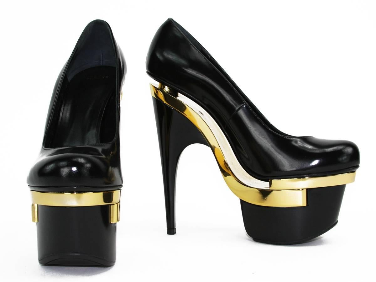 Noir Versace, escarpins à triple plateforme dorés et noirs « Sky » à talons hauts 39,5, neufs  en vente