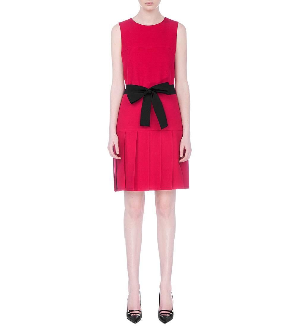 Nuevo mini vestido de cóctel Gucci con cinturón negro de lazo
Tallas de diseñador disponibles - 38 
Color - Rojo frambuesa
Vestido sin mangas de Gucci en seda y lana rojas con cinturón de lazo negro, falda chapada, cuello redondo, cremallera oculta