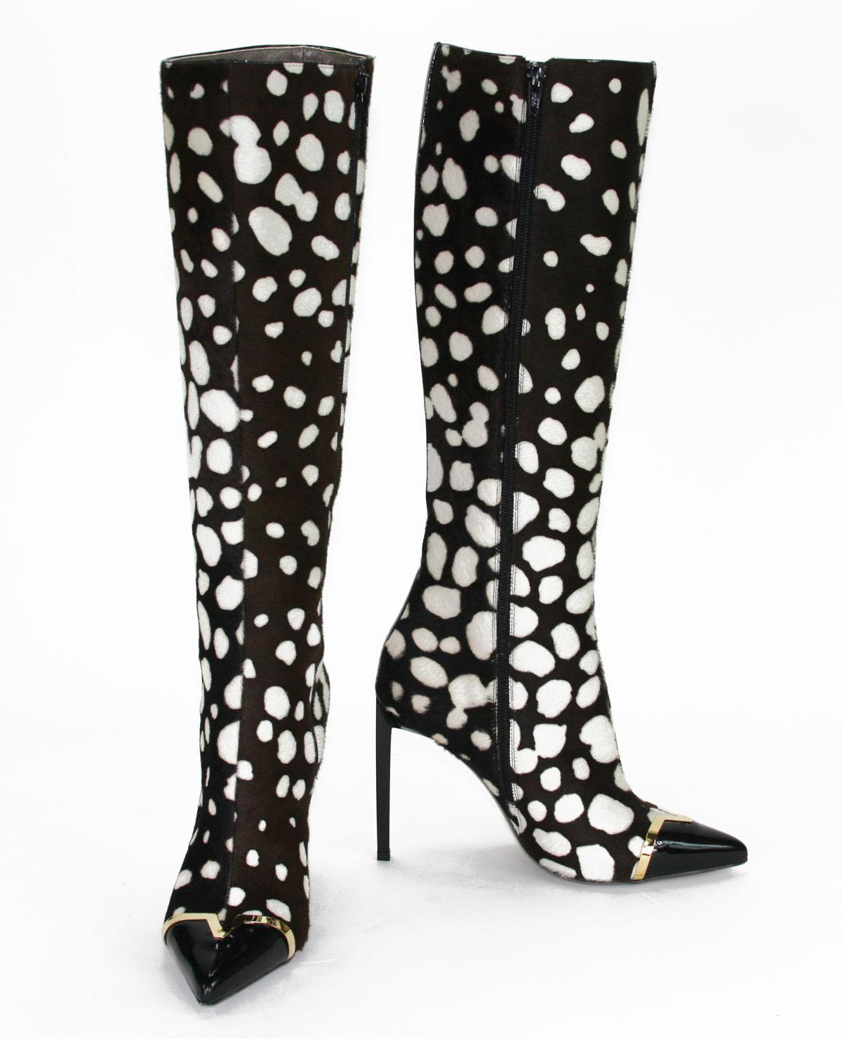 New Versace Collection Leopard Print High Heel Tall Boots
Nobody can ignore these black and white leopard print boots from Versace Collection - Wearing these boots you are always distinctive!
Designer size 38 - US 8
Featuring a patent leather