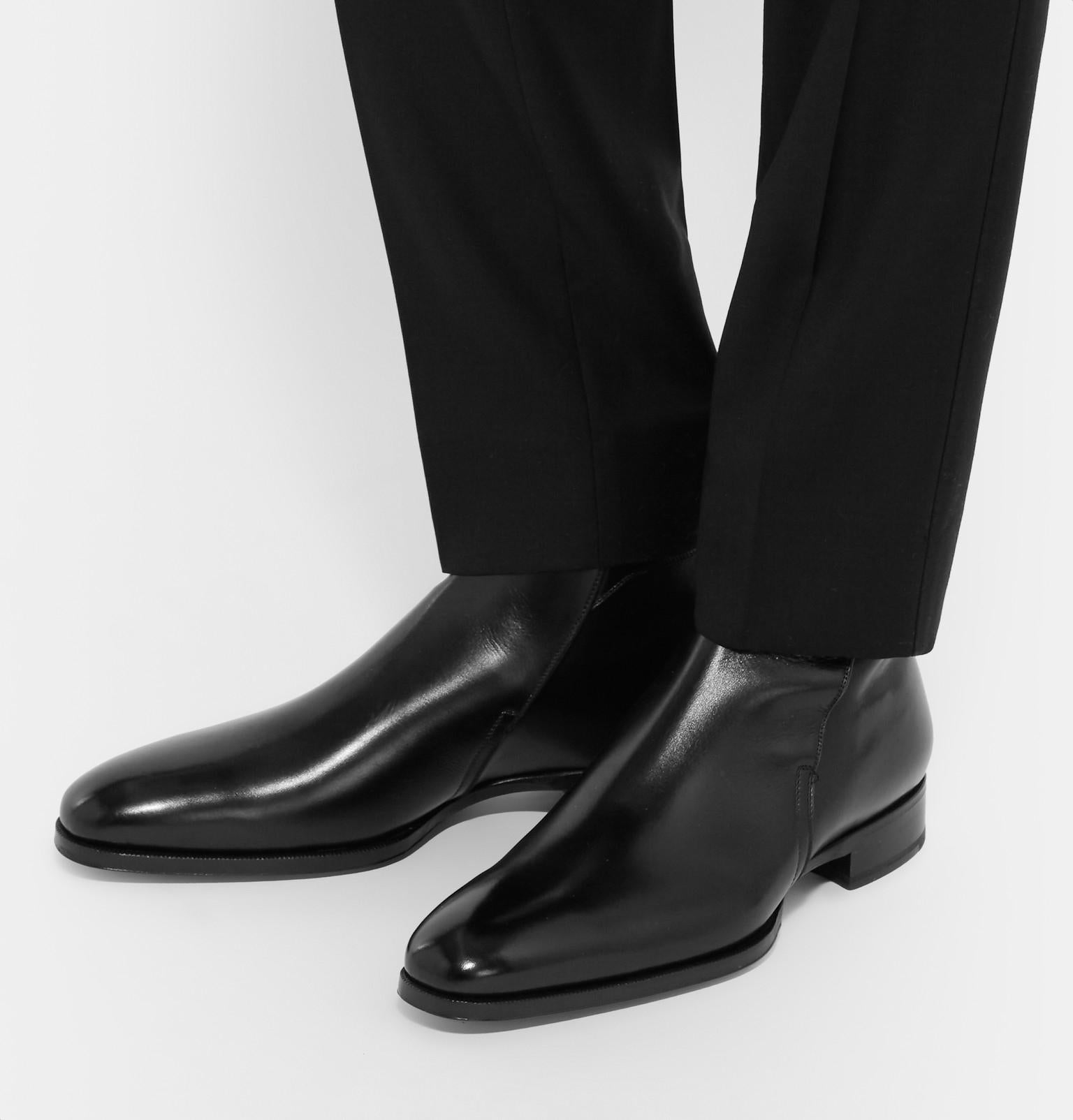 New Tom Ford Austin Polished-Leather Black Boots
Designer size 12.5 - It / Fr 44.5
Designer size 10 - It / Fr. 42
Stylish, suave and impeccably made are a few words to describe TOM FORD's designs.
These 'Austin' boots are rendered from polished