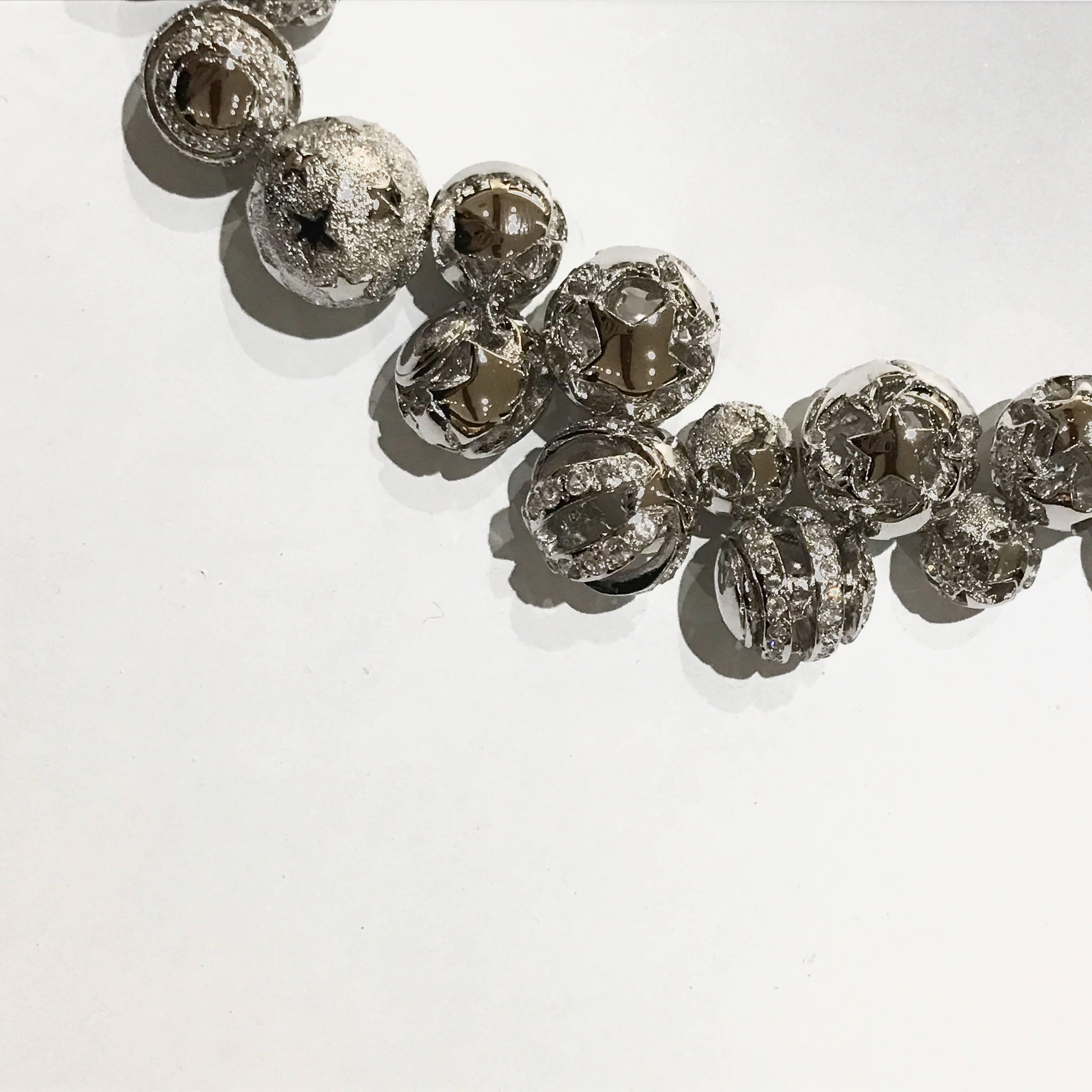 Collar de bolas Gianni Versace de los años 90 con detalles recortados en Nuevo estado para la venta en Nottingham, GB
