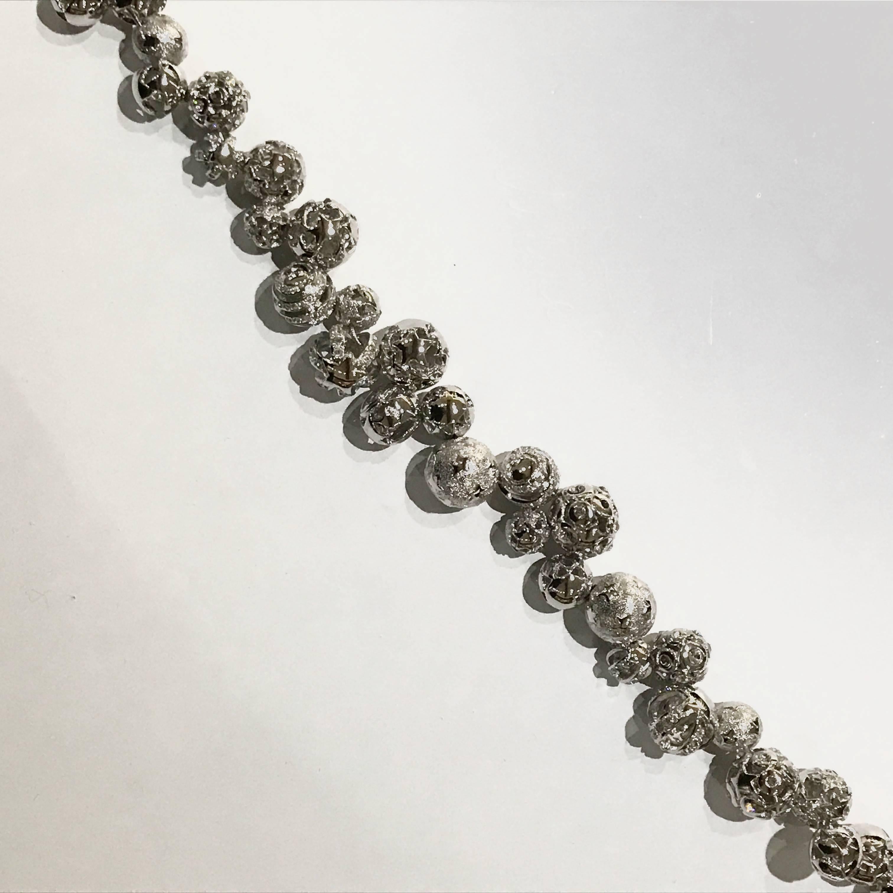 Collar de bolas Gianni Versace de los años 90 con detalles recortados en venta 2