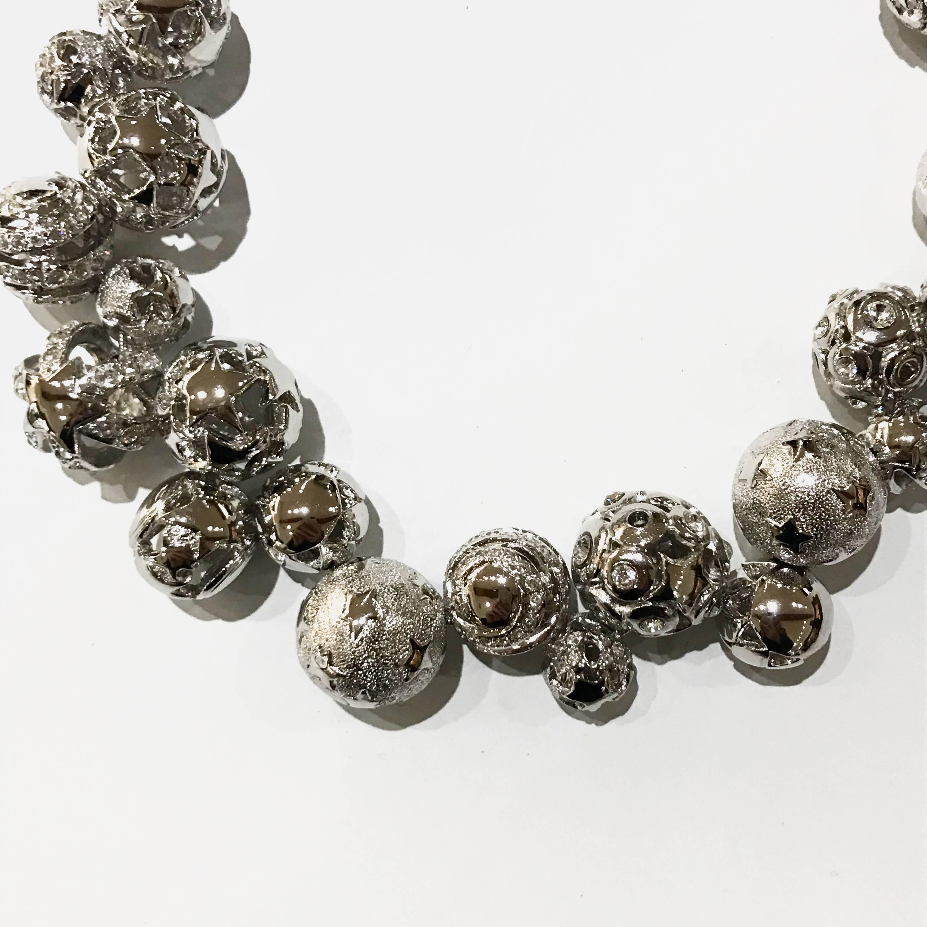 Collar de bolas Gianni Versace de los años 90 con detalles recortados en venta 6