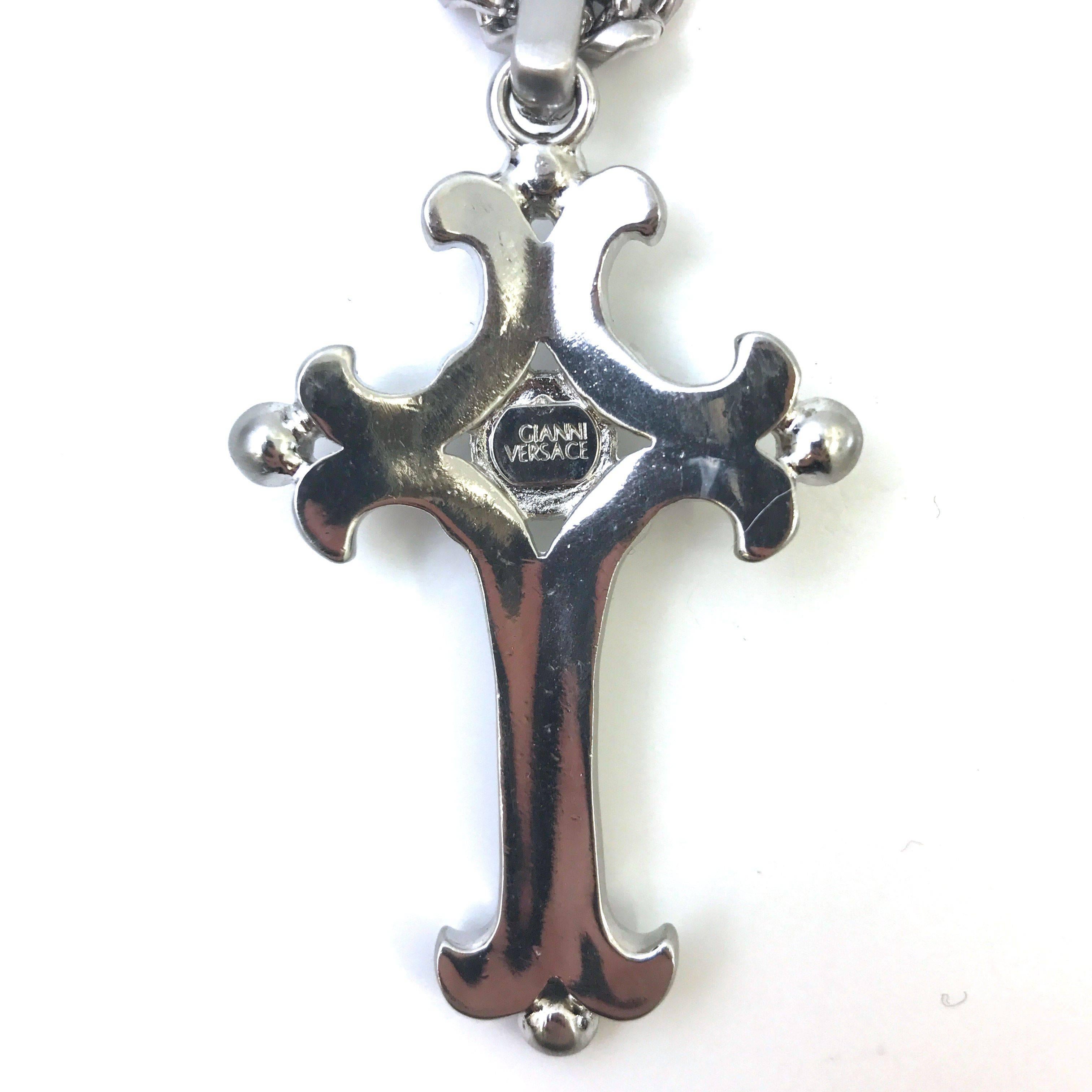 Collier pendentif croix Gianni Versace des années 1990 en vente 3