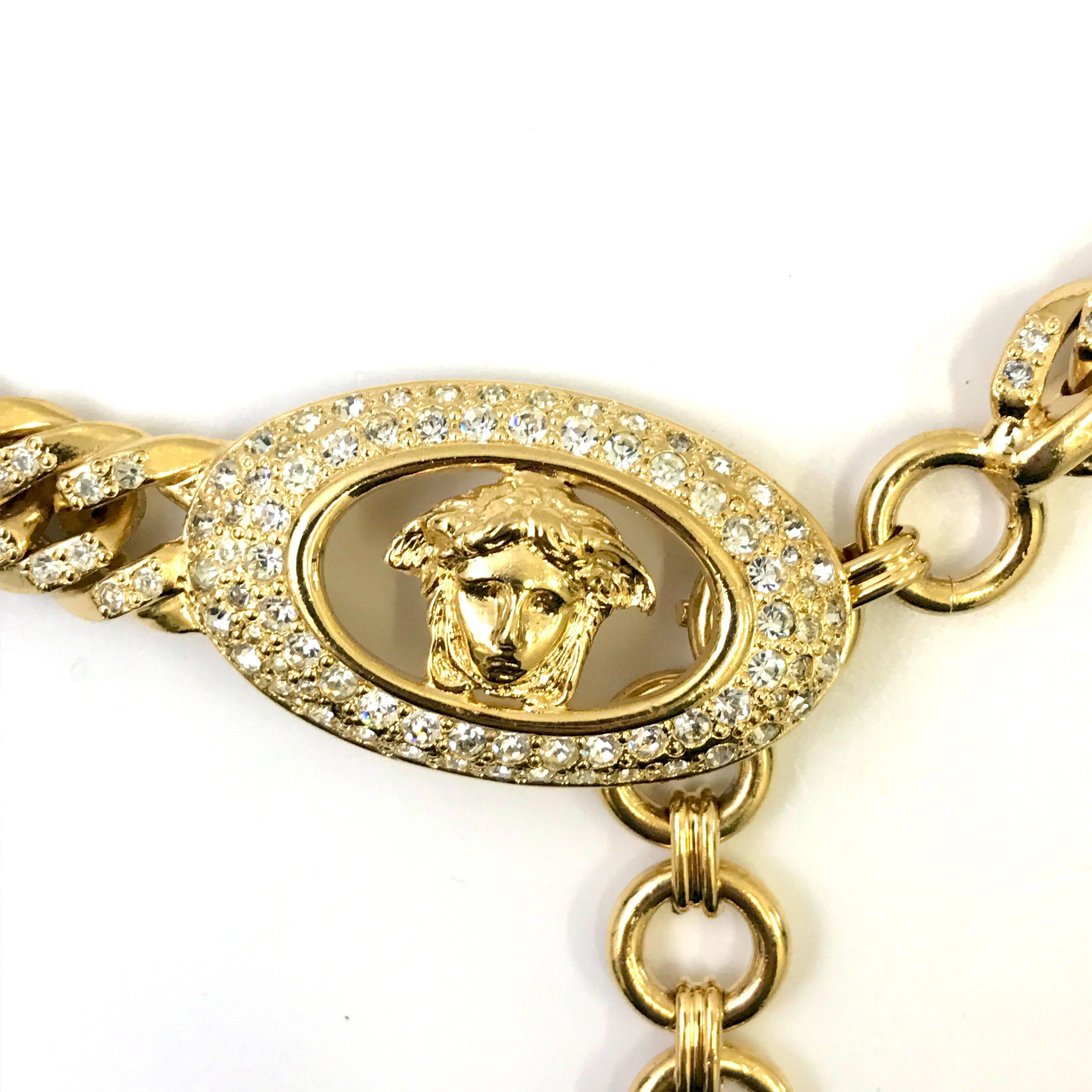 Beige 1990s Gianni Versace curb chain medusa head belt with rhinestones For Sale