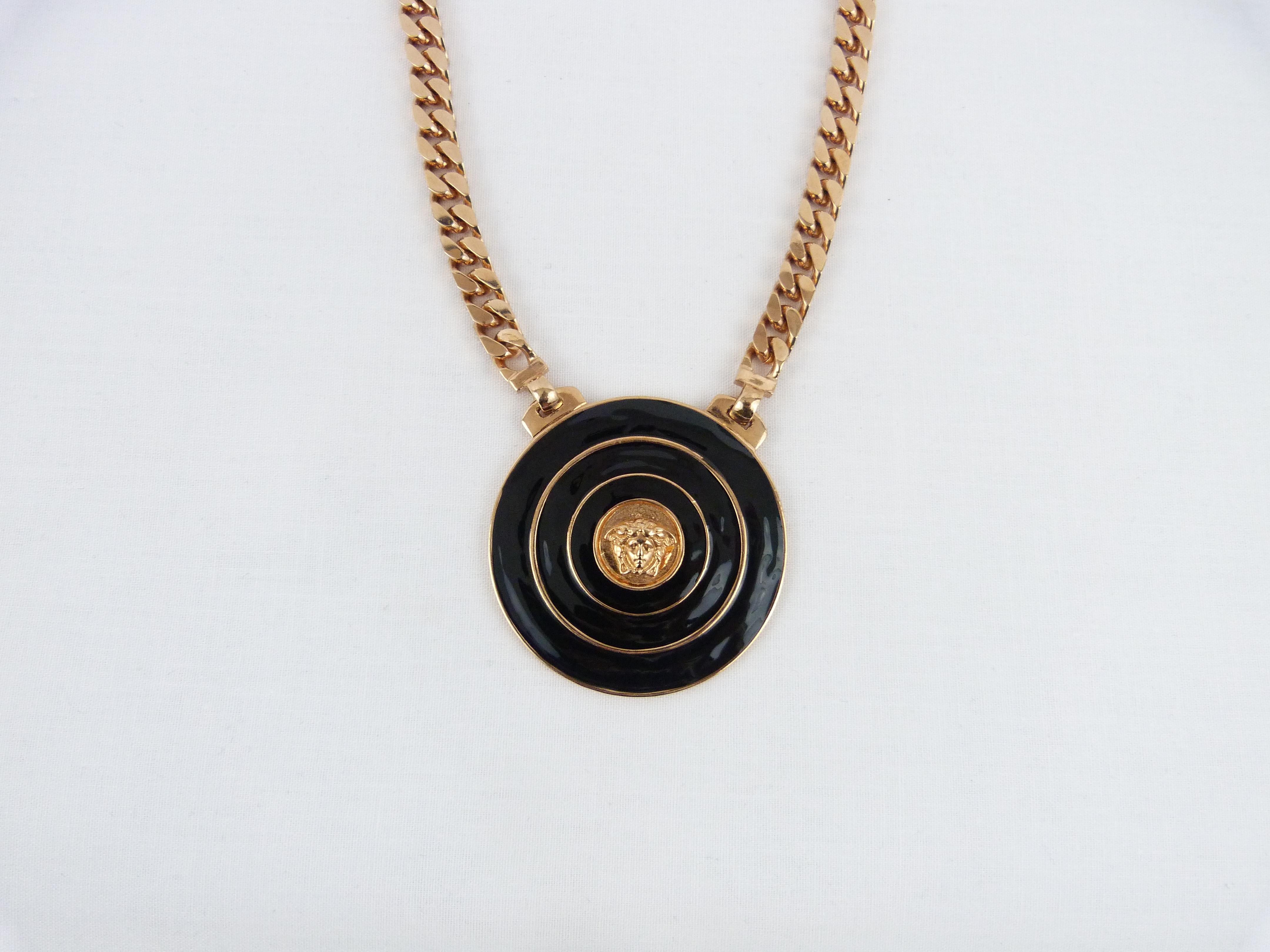 This Gianni Versace rose gold chain is a great statement piece to have for any Gianni Versace enthusiast. 