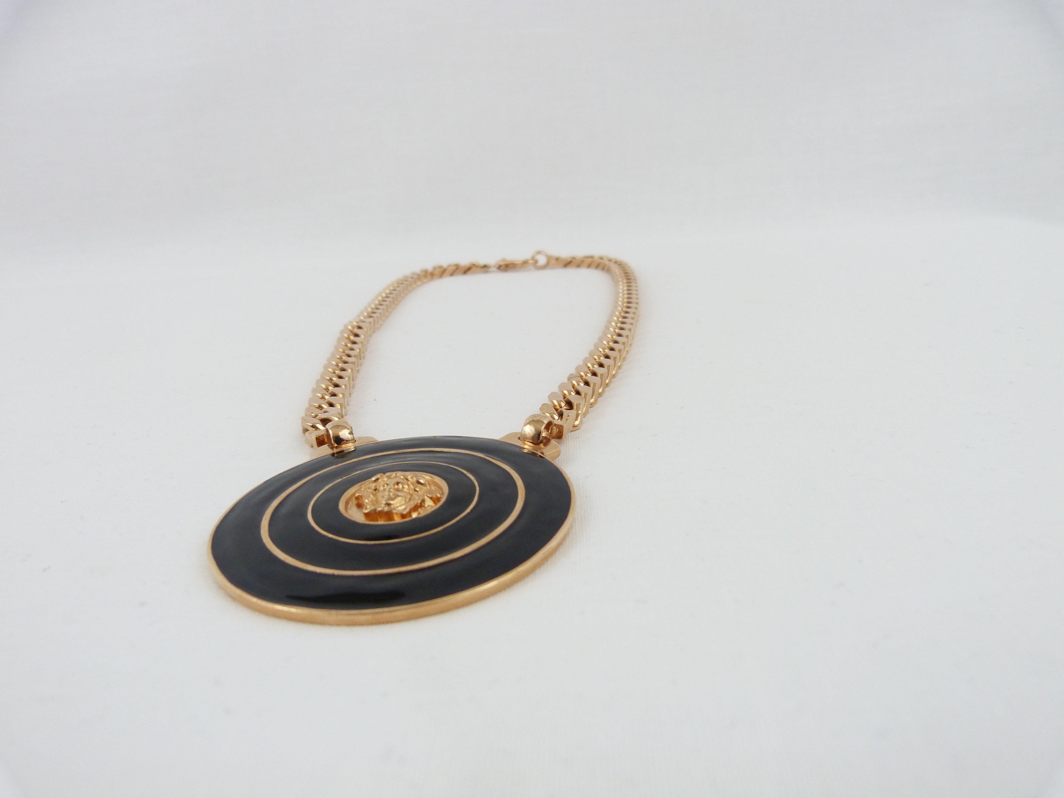 Collana a medaglione con catena in oro rosa e smalto nero di Gianni Versace in vendita 1