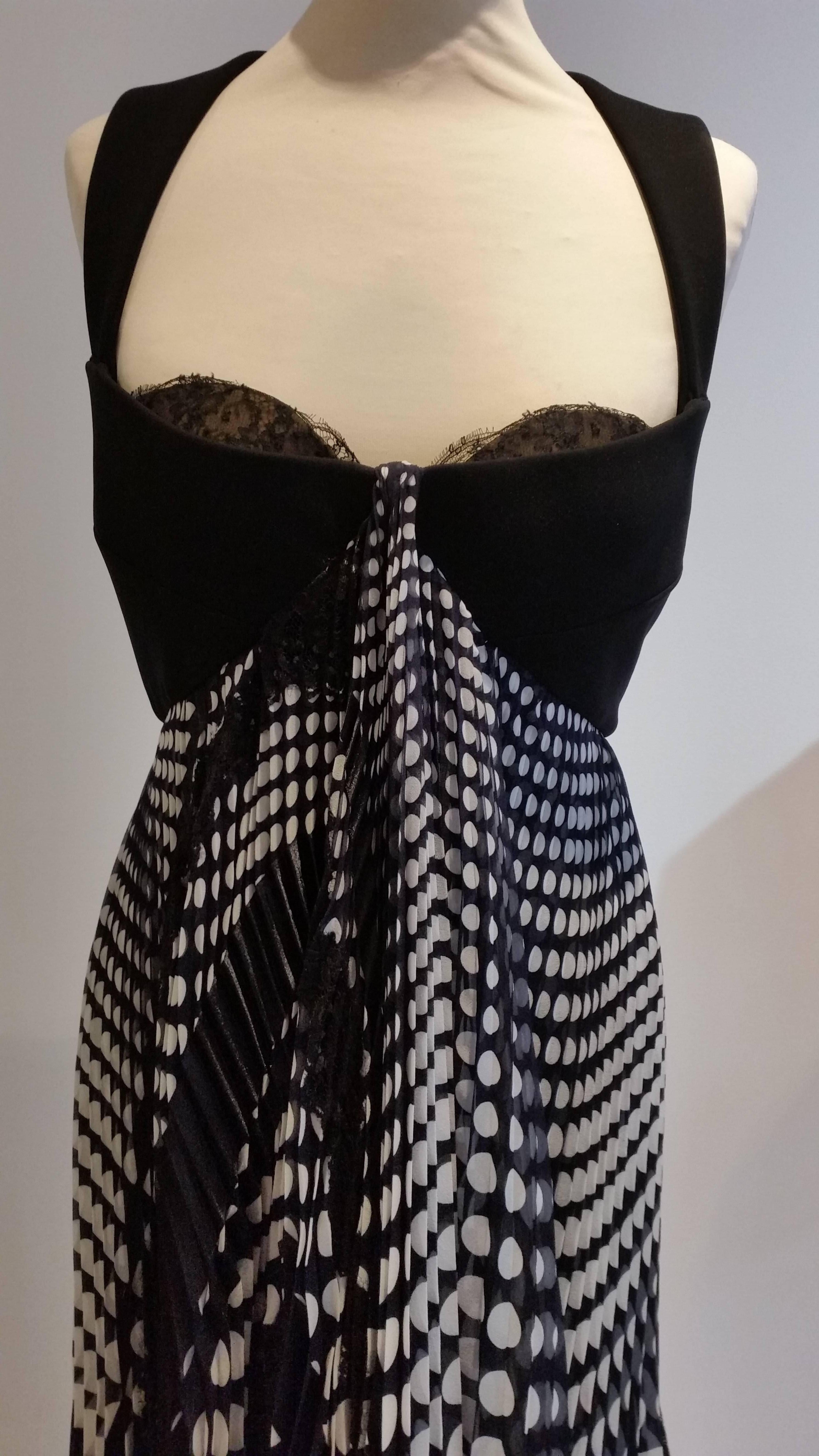 A stunning example of one of the most stylish, designers: Gianfrancoferre.
Black and white full length evening gown which looks very Flamenco in style.
Sweetheart neckline
Various layers of the most sumptuous silk and lace, typical of GFF.
Accordion