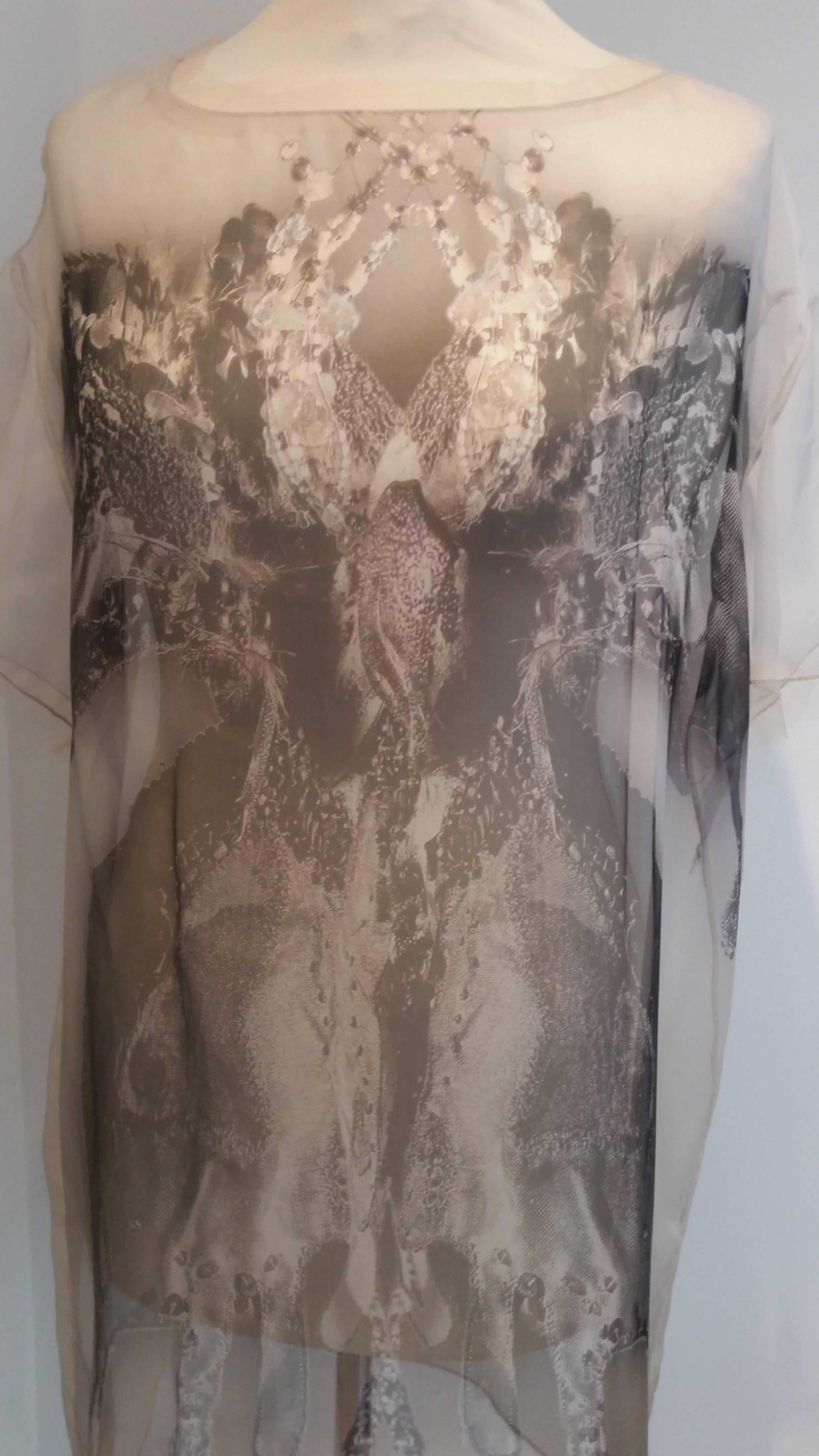 Valentino Printed Silk Chiffon mini dress with underslip. Can also we worn as a tunic.
Mesh sleeves and neckline with gold shimmer stitching.
Photographed the dress with/without the underslip.
The underslip is grey mesh fabric (100% silk)

Size