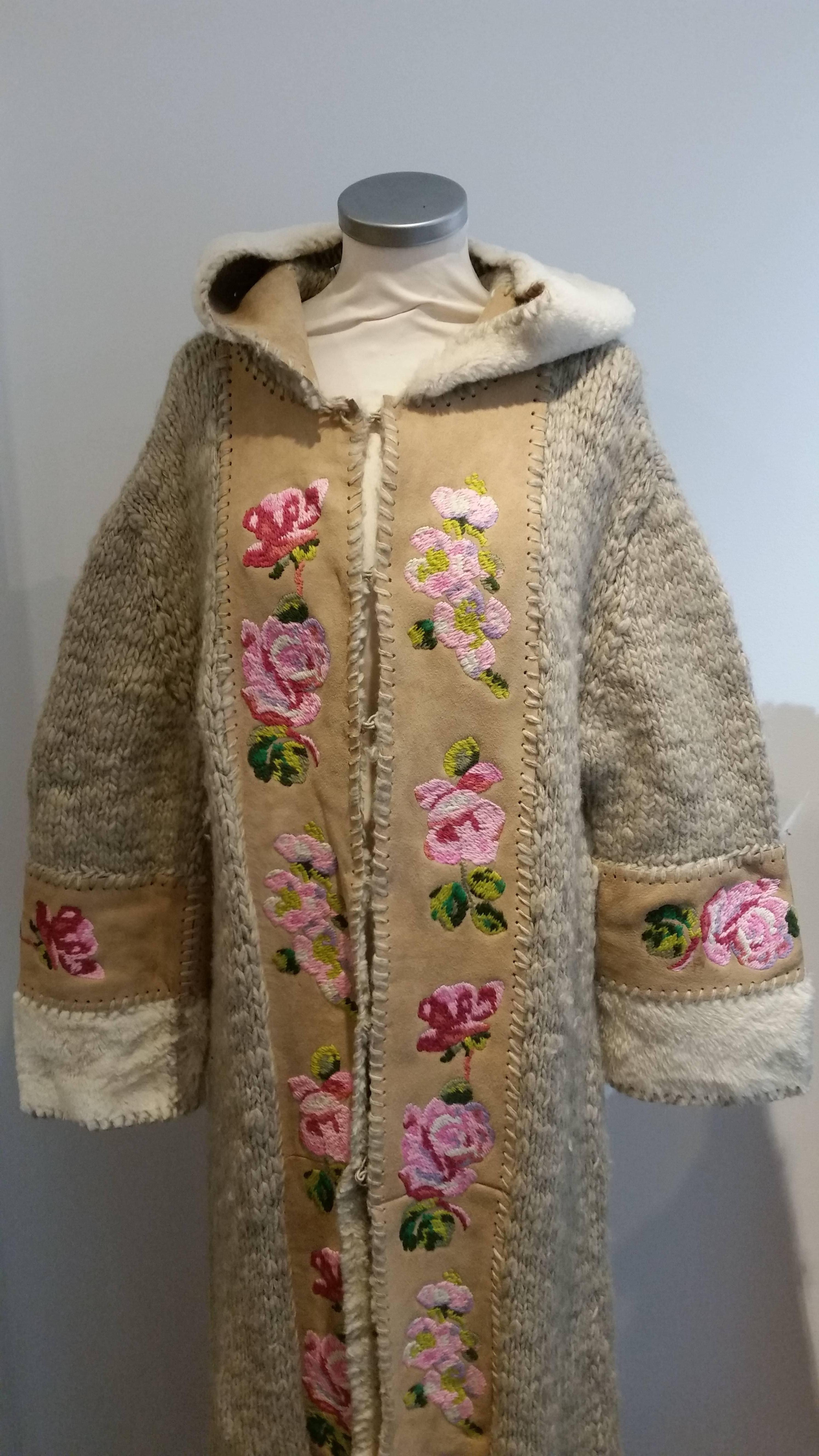 CHRISTIAN DIOR EMBROIDERED NAVAJO  STYLE COAT WITH SHEEPSKIN could be in the new Christian Dior 2018 Cruise Collection as this coat is similar. Perfect worn with boots/apres ski wear.
Navajo style coloured embroidery.
Edged with sheepskin
Size Large